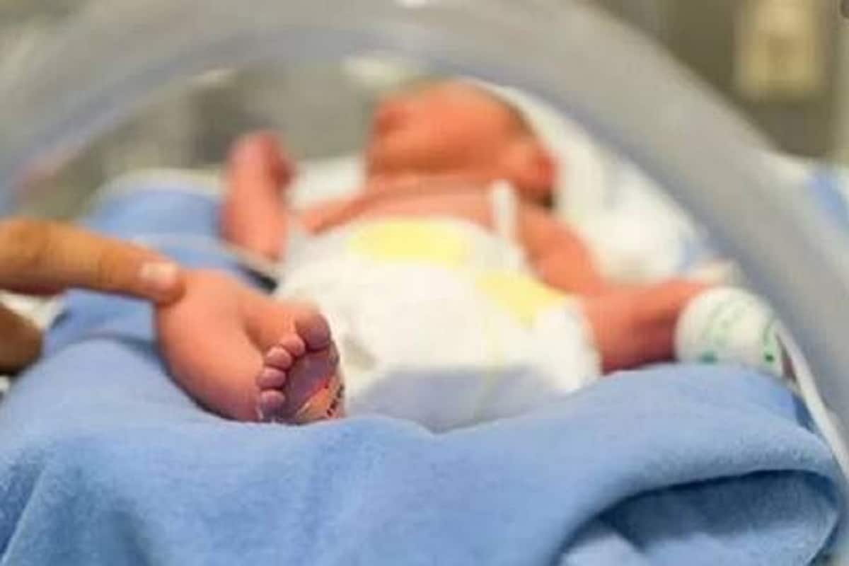 সদ্য প্রসব হওয়া সন্তানের মায়ের কাছ থেকে ছিনিয়ে নেওয়া হয় বাচ্চাটিকে৷ চিকিৎসক বাচ্চাটিকে ছিনিয়ে নিয়ে তাঁদের দিয়ে কাগজে টিপ সই করিয়ে নেওয়া হয়৷ সন্তানের মা হাতে -পায়ে ধরে কান্নাকাটি করতে থাকে৷ মহিলার স্বামীও অনেকভাবেই বোঝানোর চেষ্টা করেন৷ চিকিৎসক অনড় ছিলেন টাকা দিতে না পারলে বাচ্চা দিয়ে দিতে হবে৷Photo- Representative সদ্য প্রসব হওয়া সন্তানের মায়ের কাছ থেকে ছিনিয়ে নেওয়া হয় বাচ্চাটিকে৷ চিকিৎসক বাচ্চাটিকে ছিনিয়ে নিয়ে তাঁদের দিয়ে কাগজে টিপ সই করিয়ে নেওয়া হয়৷ সন্তানের মা হাতে -পায়ে ধরে কান্নাকাটি করতে থাকে৷ মহিলার স্বামীও অনেকভাবেই বোঝানোর চেষ্টা করেন৷ চিকিৎসক অনড় ছিলেন টাকা দিতে না পারলে বাচ্চা দিয়ে দিতে হবে৷Photo- Representative