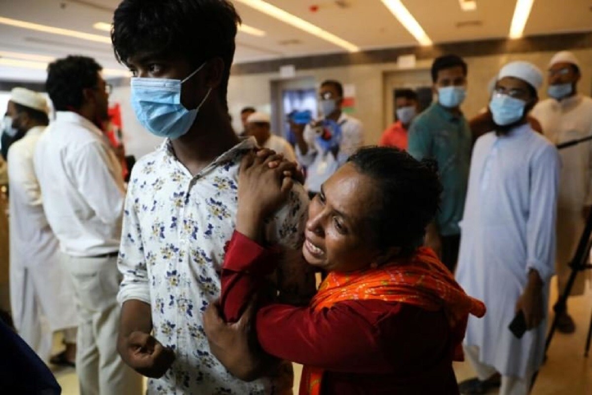 উল্লেখ্য বাংলাদেশের নারায়ণগঞ্জে মসজিদ বিস্ফোরণের ঘটনায় এখনও পর্যন্ত ২৪ জনের মৃত্যু হয়েছে। আশঙ্কাজনক অবস্থায় হাসপাতালে ভর্তি অন্তত আরও ২১ জন। উল্লেখ্য বাংলাদেশের নারায়ণগঞ্জে মসজিদ বিস্ফোরণের ঘটনায় এখনও পর্যন্ত ২৪ জনের মৃত্যু হয়েছে। আশঙ্কাজনক অবস্থায় হাসপাতালে ভর্তি অন্তত আরও ২১ জন।
