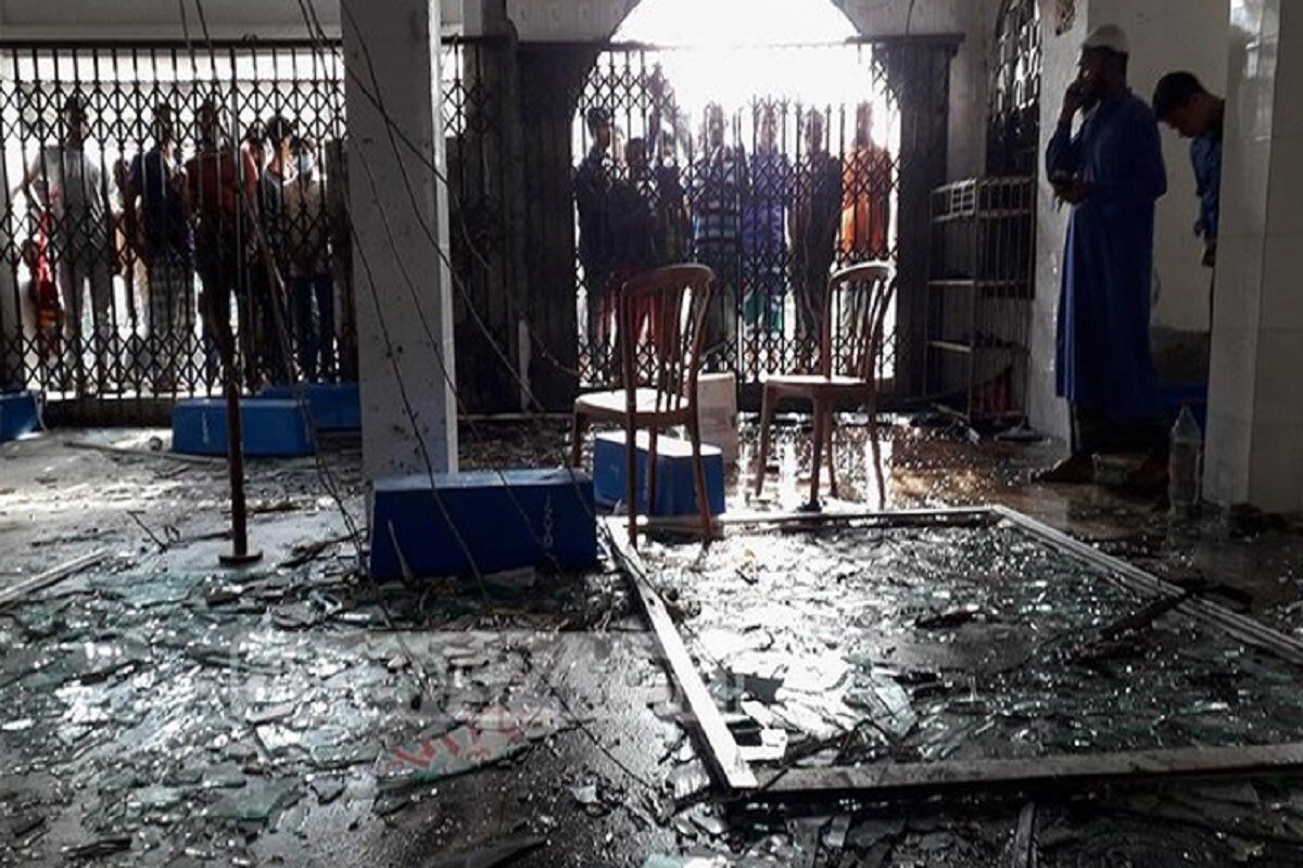 প্রার্থনার শেষ পর্যায়ে এই বিস্ফোরণ ঘটে। অগ্নিদগ্ধ অবস্থায় ৩৭ জনকে উদ্ধার করে স্থানীয় হাসপাতাল এবং ঢাকা মেডিক্যাল কলেজ হাসপাতালে পাঠানো হয়। প্রার্থনার শেষ পর্যায়ে এই বিস্ফোরণ ঘটে। অগ্নিদগ্ধ অবস্থায় ৩৭ জনকে উদ্ধার করে স্থানীয় হাসপাতাল এবং ঢাকা মেডিক্যাল কলেজ হাসপাতালে পাঠানো হয়।