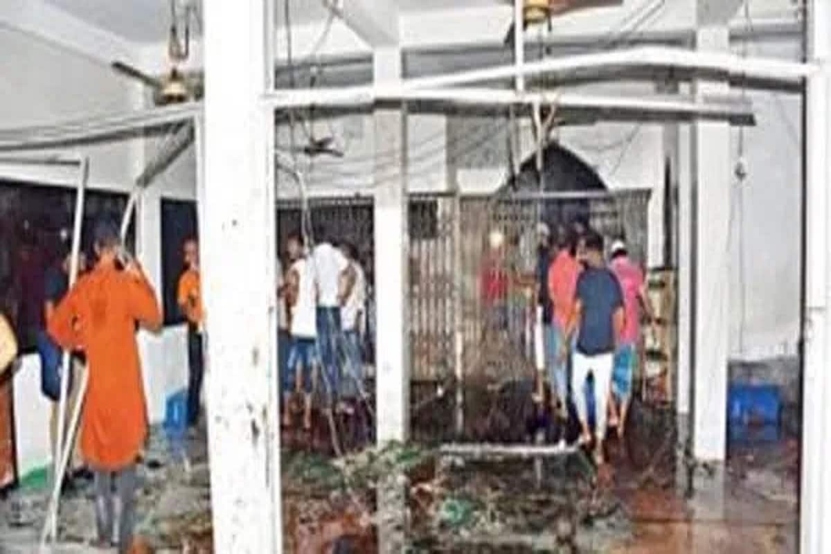 শুক্রবার নারায়ণগঞ্জের পশ্চিম তল্লা এলাকার বায়াতুস সালাত জামে মসজিদে রাত সাড়ে আটটা নাগাদ বিস্ফোরণ হয়। শুক্রবার নারায়ণগঞ্জের পশ্চিম তল্লা এলাকার বায়াতুস সালাত জামে মসজিদে রাত সাড়ে আটটা নাগাদ বিস্ফোরণ হয়।