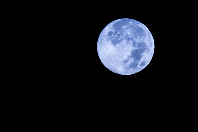 • ইংরাজিতে একটি কথা আছে, ‘‌Once in a Blue Moon’‌, সেই অর্থেই এই চাঁদের নাম ব্লু মুন বা নীল চাঁদ রাখা হয়েছে। কারণ, একে খুব সহজে দেখা যায় না।