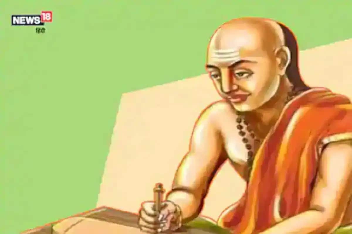 চাণক্য নিজের সুস্বাস্থ্যের অধিকারী ছিলেন। রাজগুরু হিসেবে তাঁর পরামর্শ ছিল দীর্ঘকাল নীরোগ দেহে বাঁচতে হলে মিতাহারী হতে হবে। একেবারেই তেলমশলা যুক্ত খাবার খাওয়া চলবে না। মুখোরচক অথচ ক্ষতিকর এই খাবারগুলিকে বিষের সঙ্গে তুলনা করেছেন চাণক্য। চাণক্য নিজের সুস্বাস্থ্যের অধিকারী ছিলেন। রাজগুরু হিসেবে তাঁর পরামর্শ ছিল দীর্ঘকাল নীরোগ দেহে বাঁচতে হলে মিতাহারী হতে হবে। একেবারেই তেলমশলা যুক্ত খাবার খাওয়া চলবে না। মুখোরচক অথচ ক্ষতিকর এই খাবারগুলিকে বিষের সঙ্গে তুলনা করেছেন চাণক্য।