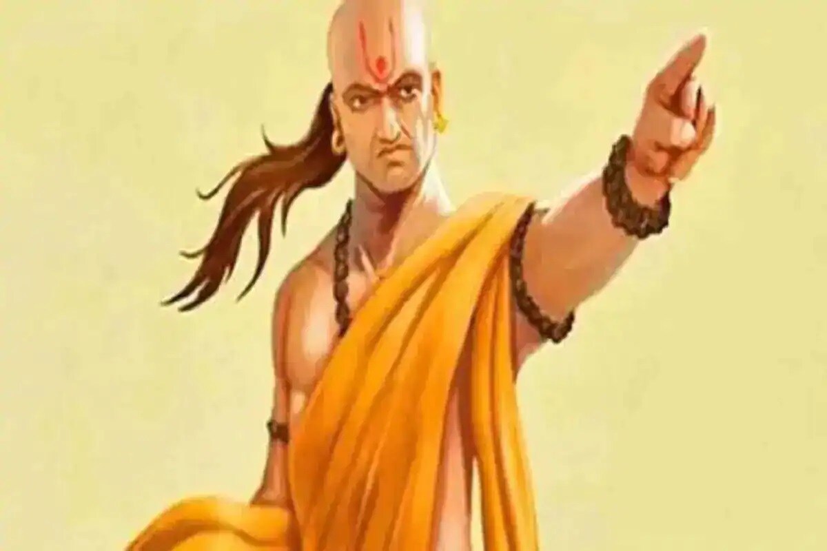 চাণক্য মনে করে অর্থবান হওয়া না হওয়া নির্ভর করে শ্রমশক্তি ও বুদ্ধির মিশেলের উপর। আর্থিক স্বচ্ছলতা না থাকলে হীনমন্যতায় ভোগেন অনেকে। কিন্তু লড়াইটা নিজের সঙ্গে নিজেকে ছাপিয়ে যাওয়ার। অন্যের সঙ্গে অর্থনৈতিক লড়াই বা প্রতিযোগিতা জীবনকে বিষময় করে তোলে। চাণক্য মনে করে অর্থবান হওয়া না হওয়া নির্ভর করে শ্রমশক্তি ও বুদ্ধির মিশেলের উপর। আর্থিক স্বচ্ছলতা না থাকলে হীনমন্যতায় ভোগেন অনেকে। কিন্তু লড়াইটা নিজের সঙ্গে নিজেকে ছাপিয়ে যাওয়ার। অন্যের সঙ্গে অর্থনৈতিক লড়াই বা প্রতিযোগিতা জীবনকে বিষময় করে তোলে।