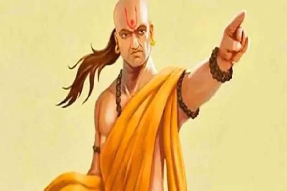 চাণক্য বলেন, পরিবারের অন্য কোনও নারীকে নিয়ে স্ত্রীর সঙ্গে আলোচনায় লিপ্ত না হতে। তার ফল ভালো হয় না। চাণক্য বলেন, পরিবারের অন্য কোনও নারীকে নিয়ে স্ত্রীর সঙ্গে আলোচনায় লিপ্ত না হতে। তার ফল ভালো হয় না।