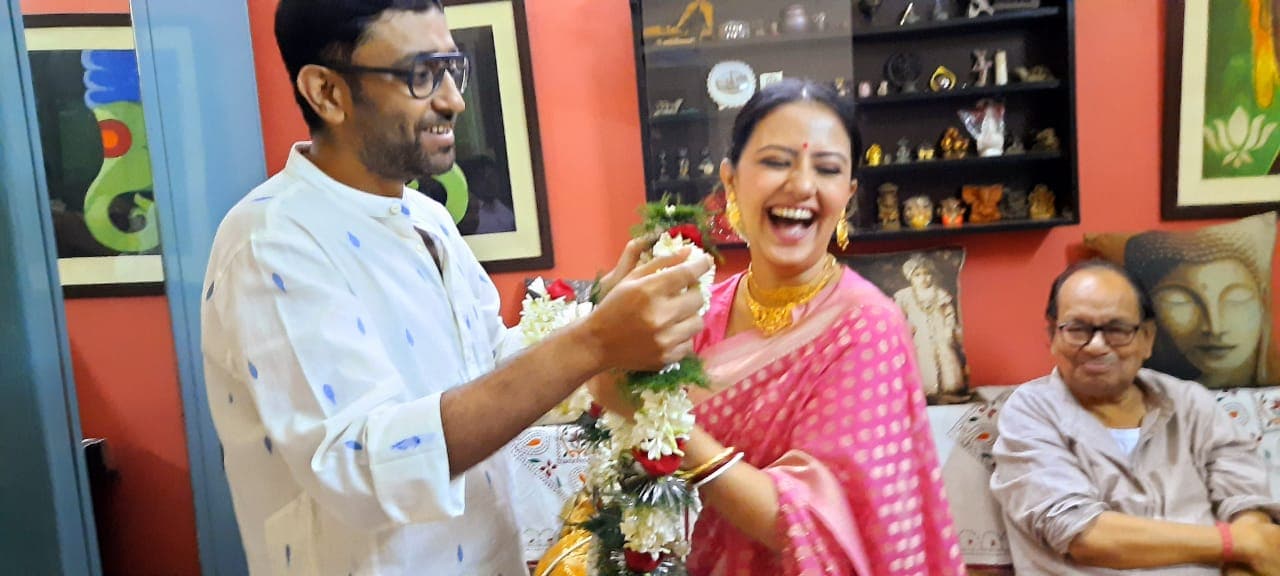 করোনা আবহে শুধু মালাবদল ও সিঁদুরদানের মধ্যে দিয়েই বিয়ে সারলেন মানালি-অভিমন্যু ৷ Photo Courtesy: Abhimanyu Mukherjee/Manali Dey করোনা আবহে শুধু মালাবদল ও সিঁদুরদানের মধ্যে দিয়েই বিয়ে সারলেন মানালি-অভিমন্যু ৷ Photo Courtesy: Abhimanyu Mukherjee/Manali Dey