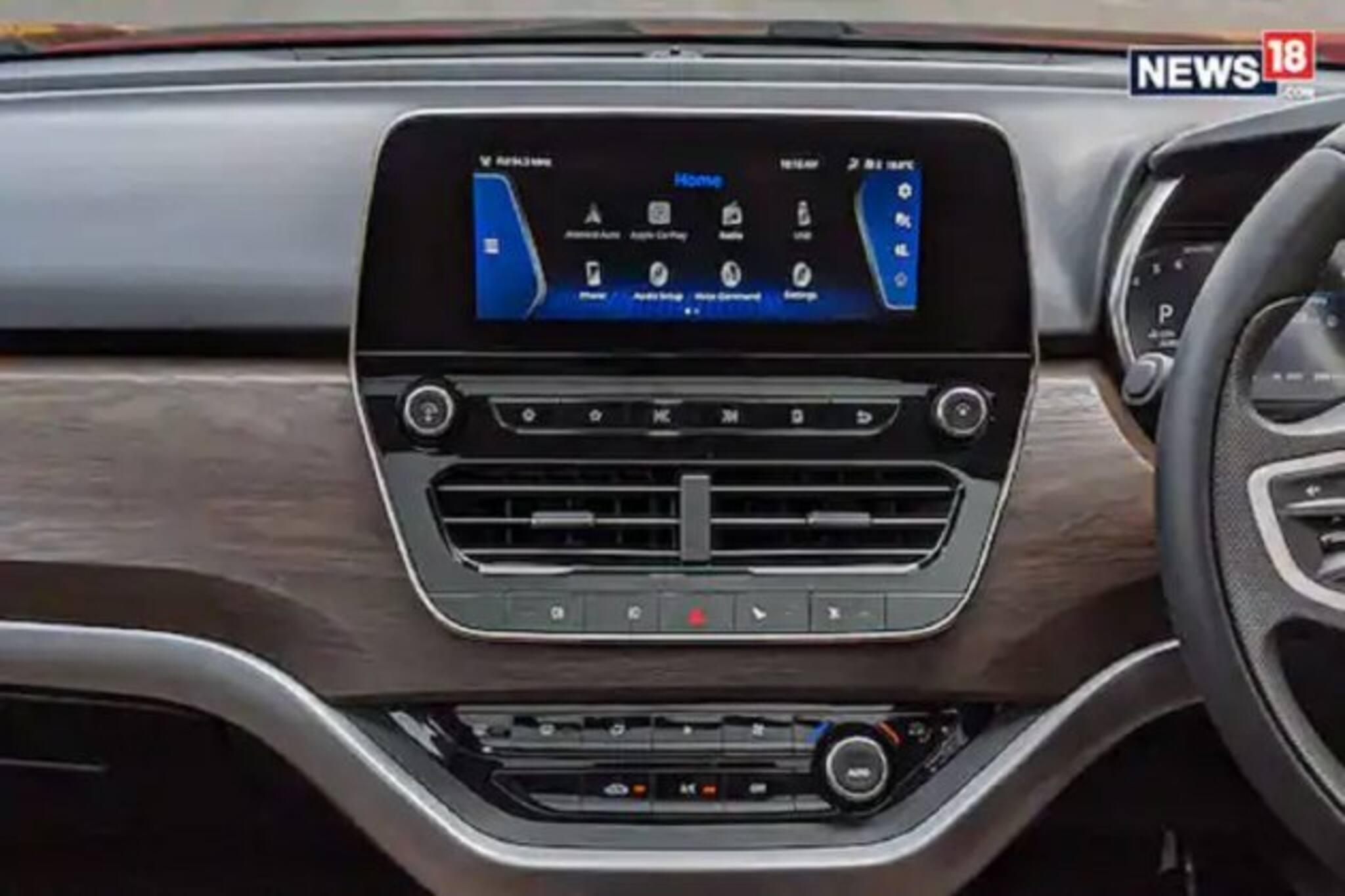 গাড়ির ড্যাশবোর্ডেই দুনিয়া! তবে চালকদের কাছে ইনফোটেনমেন্ট মানে ঝক্কিই বেশি