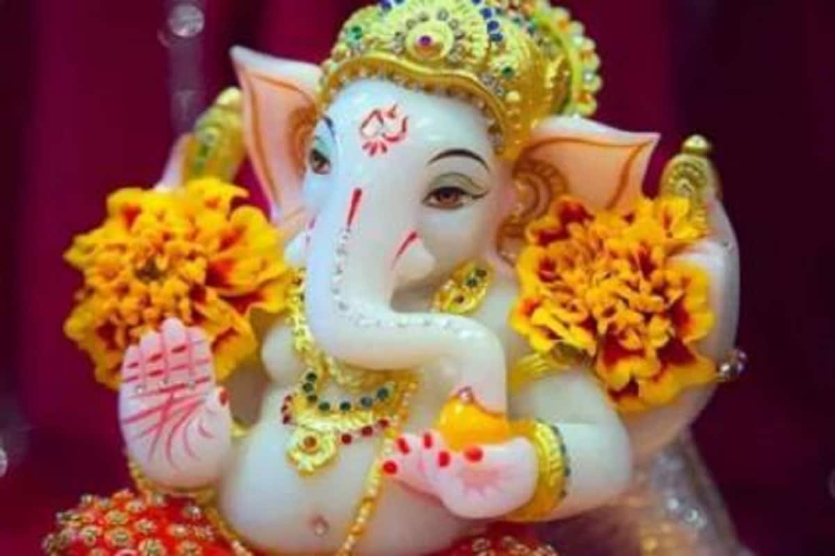 যে চতুর্থী তিথি সিদ্ধিদাতা গণেশের উদ্দেশে নিবেদিত, তাকেই বলা হয়ে থাকে গণেশ চতুর্থী। পঞ্চাঙ্গ মতে ১৫ ফেব্রুয়ারি পড়েছে ২০৭৭ বিক্রম সম্বতের মাঘ মাসের শুক্লপক্ষের চতুর্থী তিথিতে। যাকে মাঘী গণেশ জয়ন্তীও বলা হয়। জয়ন্তী অর্থে জন্মদিন। এই প্রসঙ্গে এসে বলে রাখা ভালো, এই গণেশ চতুর্থী হরগৌরীর সন্তানের জন্মদিন উপলক্ষ্যেই উদযাপিত হয়ে থাকে। যে চতুর্থী তিথি সিদ্ধিদাতা গণেশের উদ্দেশে নিবেদিত, তাকেই বলা হয়ে থাকে গণেশ চতুর্থী। পঞ্চাঙ্গ মতে ১৫ ফেব্রুয়ারি পড়েছে ২০৭৭ বিক্রম সম্বতের মাঘ মাসের শুক্লপক্ষের চতুর্থী তিথিতে। যাকে মাঘী গণেশ জয়ন্তীও বলা হয়। জয়ন্তী অর্থে জন্মদিন। এই প্রসঙ্গে এসে বলে রাখা ভালো, এই গণেশ চতুর্থী হরগৌরীর সন্তানের জন্মদিন উপলক্ষ্যেই উদযাপিত হয়ে থাকে।
