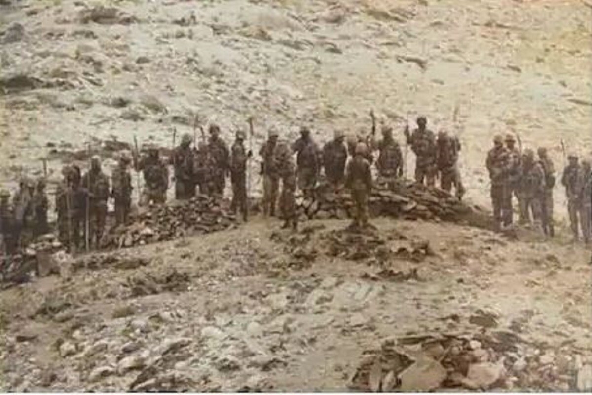 ভারতীয় সেনার কড়া মনোভাব বুঝতে পেরেই এর পর রণে ভঙ্গ দেয় চিনা সেনা৷ উল্টে নতুন কৌশল নেয় তারা৷ ভারতীয় জওয়ানদের মনসংযোগে ব্যাঘাত ঘটাতে এবং পরিস্থিতি একটু হাল্কা করতেই লাউডস্পিকারে জনপ্রিয় পাঞ্জাবি গান বাজাতে শুরু করে চিনের সেনাবাহিনী৷ ফিঙ্গার ফোর এলাকায় এই কৌশল নেয় চিন৷ সম্ভবত চিনা বাহিনীর ধারণা ছিল, ফিঙ্গার ফোরের পাহাড়চূড়োয় শিখ জওয়ানদের মোতায়েন করেছে ভারত৷ তা ভেবেই এই কৌশল নেয় তারা৷প্রতীকী ছবি ভারতীয় সেনার কড়া মনোভাব বুঝতে পেরেই এর পর রণে ভঙ্গ দেয় চিনা সেনা৷ উল্টে নতুন কৌশল নেয় তারা৷ ভারতীয় জওয়ানদের মনসংযোগে ব্যাঘাত ঘটাতে এবং পরিস্থিতি একটু হাল্কা করতেই লাউডস্পিকারে জনপ্রিয় পাঞ্জাবি গান বাজাতে শুরু করে চিনের সেনাবাহিনী৷ ফিঙ্গার ফোর এলাকায় এই কৌশল নেয় চিন৷ সম্ভবত চিনা বাহিনীর ধারণা ছিল, ফিঙ্গার ফোরের পাহাড়চূড়োয় শিখ জওয়ানদের মোতায়েন করেছে ভারত৷ তা ভেবেই এই কৌশল নেয় তারা৷প্রতীকী ছবি