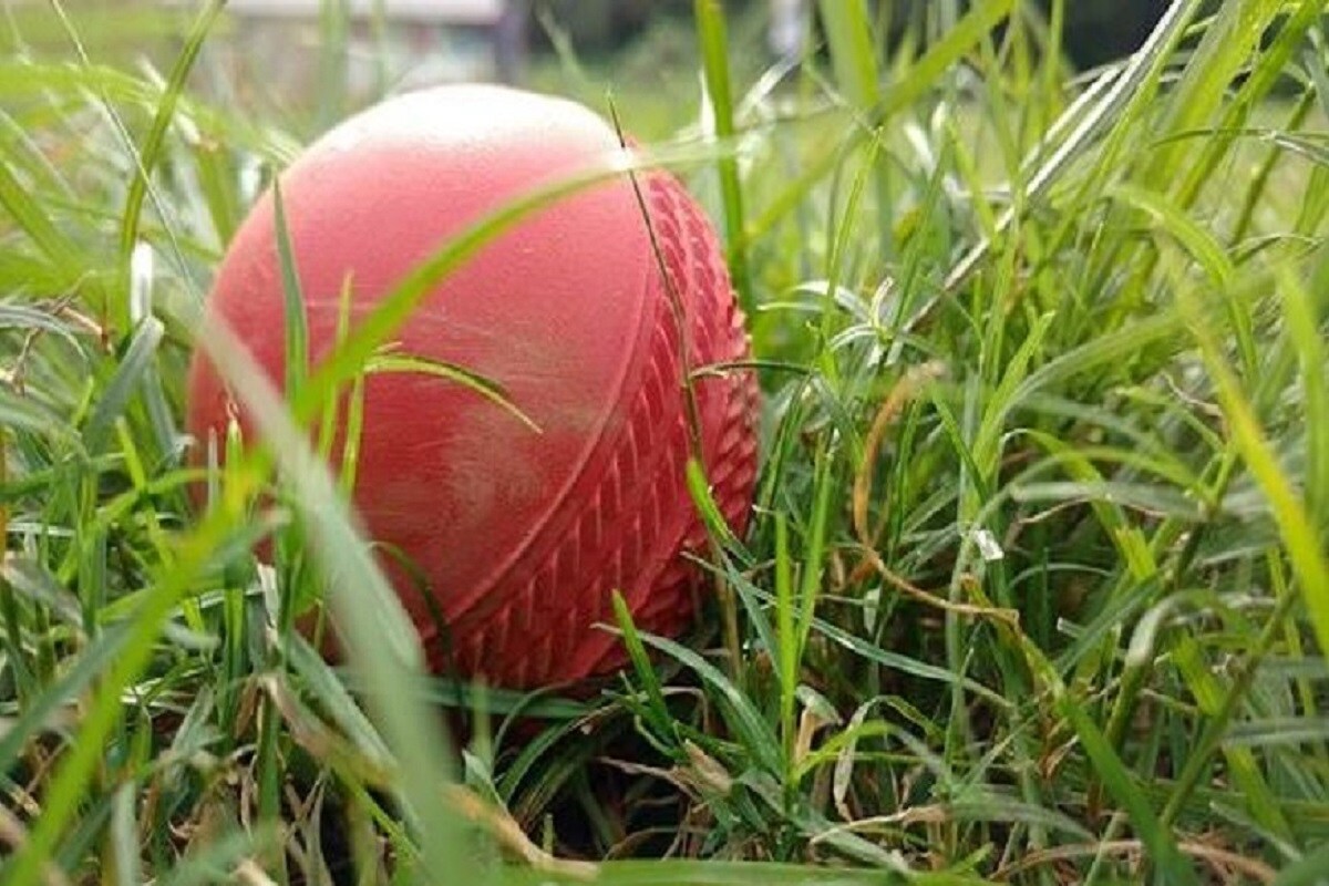 ধোনিদের দু'সপ্তাহ কোয়ারেন্টাইন এর নিয়ম ধার্য হয়। কয়েক দফায় করোনা পরীক্ষার পর রিপোর্ট নেগেটিভ হওয়ায় দিন দুয়েক অনুশীলন শুরু করতে পারে চেন্নাই সুপার কিংস। প্রথমে মনে করা হচ্ছিল মাত্র দু সপ্তাহ অনুশীলনের প্রথম ম্যাচ খেলতে রাজি হবে না ধোনির দল। সেই কারণে সূচি পরিবর্তিত করার কথা ভাবছিলেন বোর্ড কর্তারা। তবে সূত্রের খবর সিএসকে প্রথম ম্যাচ খেলতে রাজি হওয়ার কারণে সমস্যা মিটে গেছে। তাই রবিবার অর্থাৎ আজ পূর্ণাঙ্গ সূচি ঘোষণা করতে চলেছে বিসিসিআই। ভারতীয় সময় সন্ধ্যে সাড়ে সাতটায় শুরু হবে ম্যাচ। ডাবল ম্যাচ শুরু হবে দুপুর সাড়ে তিনটে। Photo-File ধোনিদের দু'সপ্তাহ কোয়ারেন্টাইন এর নিয়ম ধার্য হয়। কয়েক দফায় করোনা পরীক্ষার পর রিপোর্ট নেগেটিভ হওয়ায় দিন দুয়েক অনুশীলন শুরু করতে পারে চেন্নাই সুপার কিংস। প্রথমে মনে করা হচ্ছিল মাত্র দু সপ্তাহ অনুশীলনের প্রথম ম্যাচ খেলতে রাজি হবে না ধোনির দল। সেই কারণে সূচি পরিবর্তিত করার কথা ভাবছিলেন বোর্ড কর্তারা। তবে সূত্রের খবর সিএসকে প্রথম ম্যাচ খেলতে রাজি হওয়ার কারণে সমস্যা মিটে গেছে। তাই রবিবার অর্থাৎ আজ পূর্ণাঙ্গ সূচি ঘোষণা করতে চলেছে বিসিসিআই। ভারতীয় সময় সন্ধ্যে সাড়ে সাতটায় শুরু হবে ম্যাচ। ডাবল ম্যাচ শুরু হবে দুপুর সাড়ে তিনটে। Photo-File