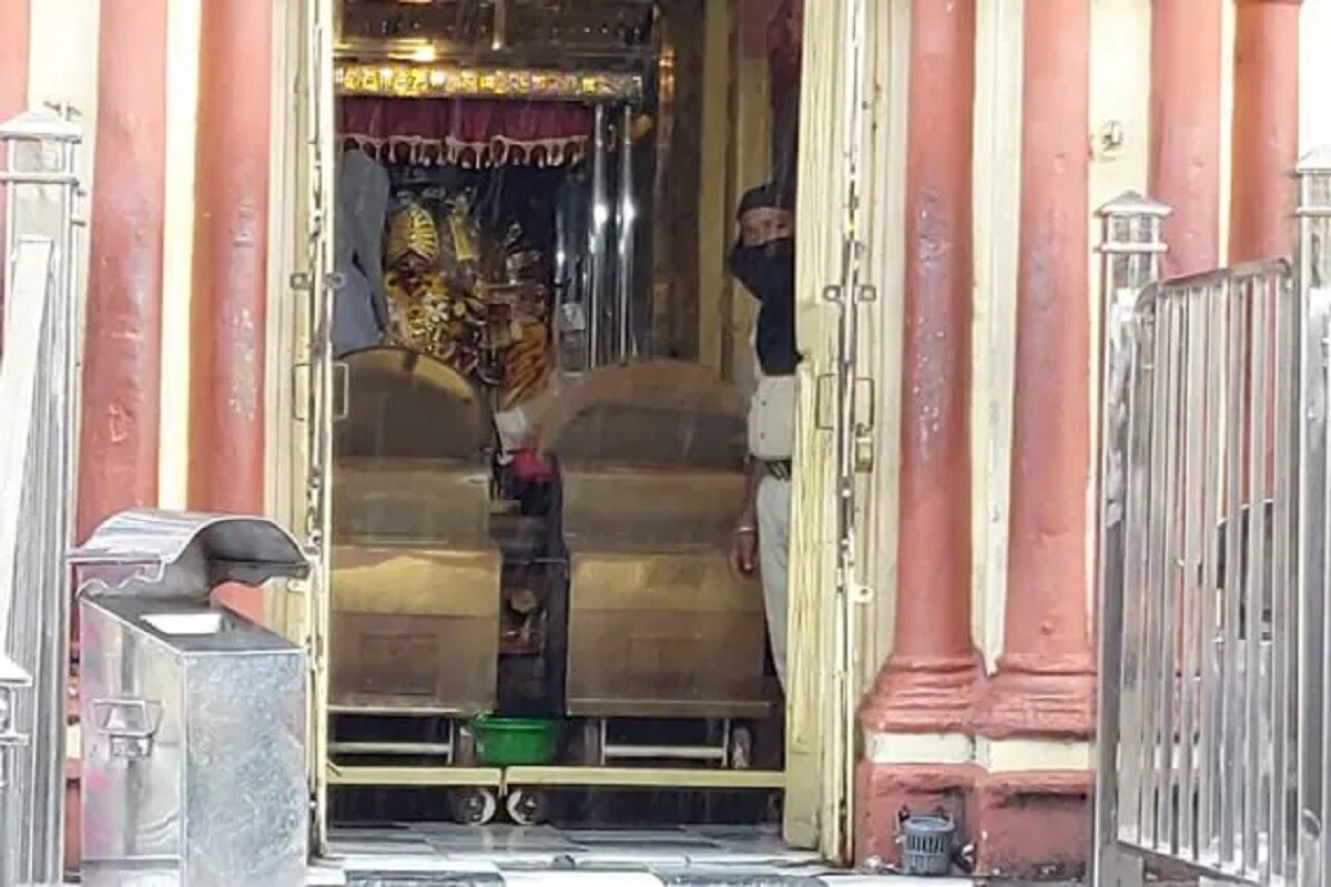 মহালয়ার সকালে বন্ধ থাকবে দক্ষিণেশ্বর মন্দিরও। প্রতিবারের মতো তর্পণ সেরে দর্শনার্থীরা মন্দিরে দেবীমূর্তির দর্শন পাবেন না। মহালয়ার সকালে বন্ধ থাকবে দক্ষিণেশ্বর মন্দিরও। প্রতিবারের মতো তর্পণ সেরে দর্শনার্থীরা মন্দিরে দেবীমূর্তির দর্শন পাবেন না।