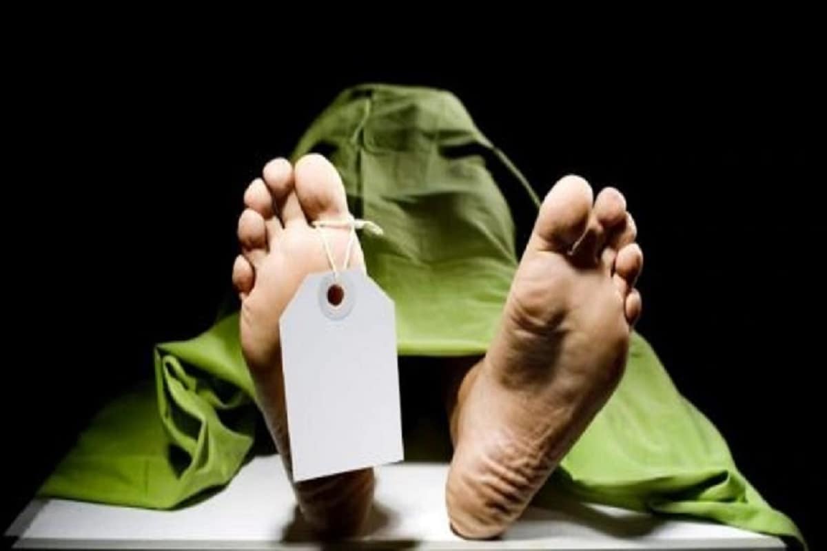 ডেথ সার্টিফিকেট দেওয়ার ক্ষেত্রে হাসপাতাল, নার্সিংহোমগুলির জন্য নতুন নিয়ম জারি করল রাজ্য স্বাস্থ্য দফতর৷ মূলত এক হাসপাতাল থেকে অন্য হাসপাতালে স্থানান্তর করার সময় রোগীর মৃত্যু হলে তাঁর পরিজনদের হয়রানি কমাতেই এই নির্দেশিকা জারি করা হয়েছে৷ (Info-Avijit Chanda) ডেথ সার্টিফিকেট দেওয়ার ক্ষেত্রে হাসপাতাল, নার্সিংহোমগুলির জন্য নতুন নিয়ম জারি করল রাজ্য স্বাস্থ্য দফতর৷ মূলত এক হাসপাতাল থেকে অন্য হাসপাতালে স্থানান্তর করার সময় রোগীর মৃত্যু হলে তাঁর পরিজনদের হয়রানি কমাতেই এই নির্দেশিকা জারি করা হয়েছে৷ (Info-Avijit Chanda)