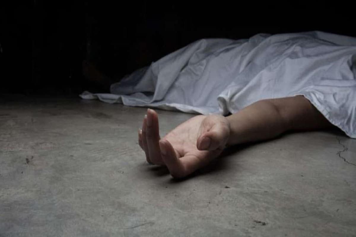 গভীর রাতে প্রায় ২.৪০ -র সময় পরিবারের অনুপস্থিতিতেই নিয়ম মেনে হাতরস গণধর্ষণের শিকার মেয়েটির শেষকৃত্য সমাধা হয়৷ মৃতার কাকা ভূরি সিং জানিয়েছেন, পুলিশ চাপ তৈরি করছিল যে রাতেই শেষকৃত্য করতে হবে৷ কিন্তু মেয়ের মা-বাবা-ভাই কেউ সেখানে উপস্থিত ছিলেন না৷ এঁরা এখনও দিল্লিতেই রয়েছেন আর কেউই পৌঁছতে পারেননি৷ পুলিশকে নির্যাতিতার পরিবার জানিয়েছিলেন পুলিশ যদি অপেক্ষা না করতে পারে তাহলে তাঁরা নিজেরাই মেয়েটির দাহকার্য করে দেবেন ৷Photo-Representative গভীর রাতে প্রায় ২.৪০ -র সময় পরিবারের অনুপস্থিতিতেই নিয়ম মেনে হাতরস গণধর্ষণের শিকার মেয়েটির শেষকৃত্য সমাধা হয়৷ মৃতার কাকা ভূরি সিং জানিয়েছেন, পুলিশ চাপ তৈরি করছিল যে রাতেই শেষকৃত্য করতে হবে৷ কিন্তু মেয়ের মা-বাবা-ভাই কেউ সেখানে উপস্থিত ছিলেন না৷ এঁরা এখনও দিল্লিতেই রয়েছেন আর কেউই পৌঁছতে পারেননি৷ পুলিশকে নির্যাতিতার পরিবার জানিয়েছিলেন পুলিশ যদি অপেক্ষা না করতে পারে তাহলে তাঁরা নিজেরাই মেয়েটির দাহকার্য করে দেবেন ৷Photo-Representative