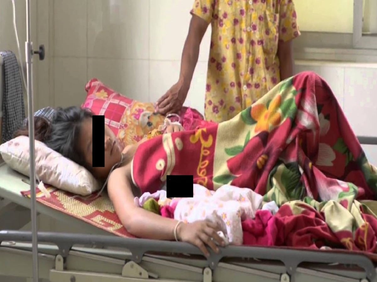 প্রসূতির শরীরে নানারকম অসুবিধা শুরু হওয়ায় তিনি হাসপাতালে পৌঁছন৷ সেখানেই তাঁর করোনা আছে সন্দেহে তাঁকে একটি -দুটি নয় একেবারে তিনটি হাসপাতালের কেউই ভর্তি নিল না৷ কেরলের মল্লপুরমের এই ঘটনা হয়েছে৷ সেই কারণে যমজ বাচ্চা তাঁর গর্ভেই মারা গেল৷Photo- Representative প্রসূতির শরীরে নানারকম অসুবিধা শুরু হওয়ায় তিনি হাসপাতালে পৌঁছন৷ সেখানেই তাঁর করোনা আছে সন্দেহে তাঁকে একটি -দুটি নয় একেবারে তিনটি হাসপাতালের কেউই ভর্তি নিল না৷ কেরলের মল্লপুরমের এই ঘটনা হয়েছে৷ সেই কারণে যমজ বাচ্চা তাঁর গর্ভেই মারা গেল৷Photo- Representative