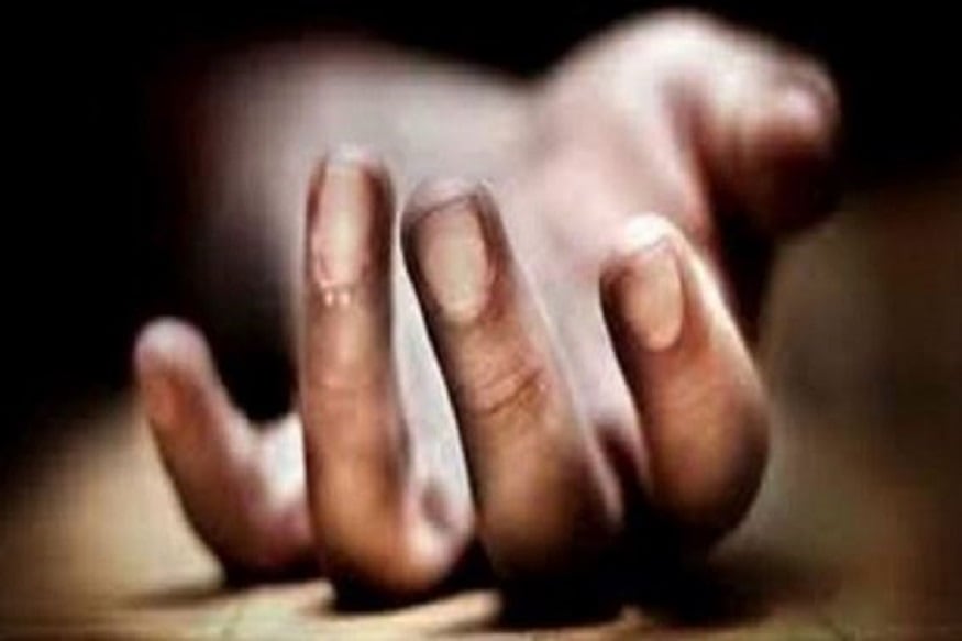•এরপর অভিনেতার পকেট থেকে তাঁরই গাড়ির চাবি নিয়ে গাড়িতে পৌঁছান হয় হাসপাতালে৷ তবে ততক্ষণে সব শেষ৷ চিকিৎসকেরা ঘোষণা করেন যে তাঁর মৃত্যু হয়েছে৷Representative Image •এরপর অভিনেতার পকেট থেকে তাঁরই গাড়ির চাবি নিয়ে গাড়িতে পৌঁছান হয় হাসপাতালে৷ তবে ততক্ষণে সব শেষ৷ চিকিৎসকেরা ঘোষণা করেন যে তাঁর মৃত্যু হয়েছে৷Representative Image