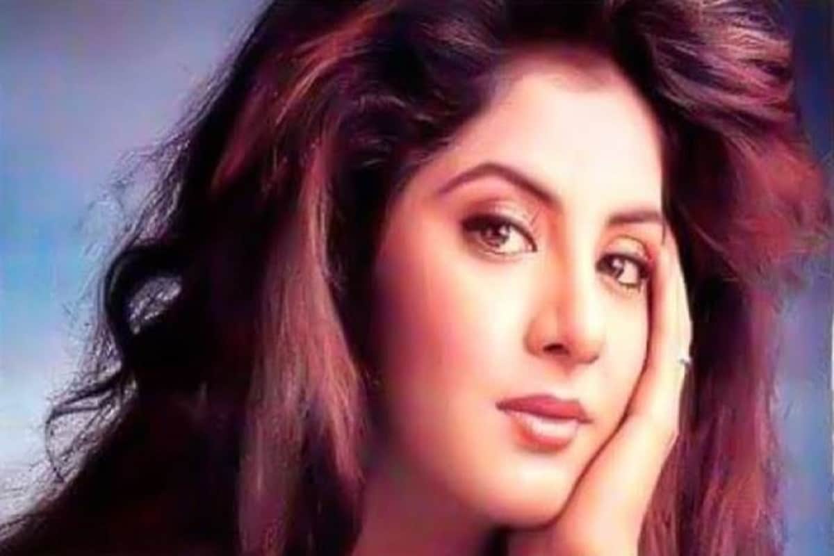•খুবই কম বয়সে বলিউডে পা রাখেন দিব্যা৷ তিনি ছিলেন সেই সময়ের হিট অভিনেত্রী৷ একের পর এক সুপারহিট ছবি তিনি উপহার দিয়েছেন সকলকে৷ তবে তাঁর আকস্মিক মৃত্যুতে থেমে যায় সেই দৌড়! •খুবই কম বয়সে বলিউডে পা রাখেন দিব্যা৷ তিনি ছিলেন সেই সময়ের হিট অভিনেত্রী৷ একের পর এক সুপারহিট ছবি তিনি উপহার দিয়েছেন সকলকে৷ তবে তাঁর আকস্মিক মৃত্যুতে থেমে যায় সেই দৌড়!
