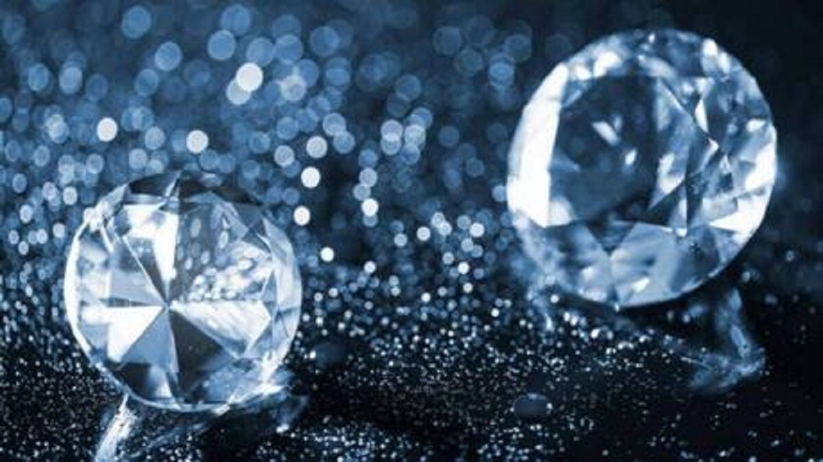 • আমেরিকার Crater of Diamonds State Park সাধারণত এই ধরনের রত্ন খুঁজে পাওয়ার জন্য বিখ্যাত। তবে এত বড় একটি এর আগে কেউ কখনও পায়নি। শেষ ৪৮ বছরের ইতিহাসে কারও নজরে পড়েনি এত বড় কোনও হিরে। সেই কারণেই ব্যাঙ্কের ম্যানেজার কেভিন কিনার্ডের এই অনুসন্ধান আগ্রহের সৃষ্টি করেছে। • আমেরিকার Crater of Diamonds State Park সাধারণত এই ধরনের রত্ন খুঁজে পাওয়ার জন্য বিখ্যাত। তবে এত বড় একটি এর আগে কেউ কখনও পায়নি। শেষ ৪৮ বছরের ইতিহাসে কারও নজরে পড়েনি এত বড় কোনও হিরে। সেই কারণেই ব্যাঙ্কের ম্যানেজার কেভিন কিনার্ডের এই অনুসন্ধান আগ্রহের সৃষ্টি করেছে।