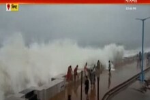 দিঘায় সমুদ্র রুদ্র রূপে, কয়েক তলা উঁচু সমুদ্রের ঢেউয়ে পাড়ে বসেই সমুদ্র স্নান