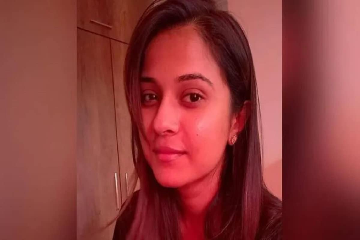 •সেখান থেকে তিনি নিজে অন্য একটি দেহ নিয়ে ৩০ মিনিট পর যখন শতাব্দী হাসপাতালে পৌঁছন, তখন দেখতে পান দিশার দেহ থেকে প্রচুর রক্তক্ষরণ হচ্ছে৷ এবং আশ্চর্যজনক ভাবে সেখানে উপস্থিত সেই সব মানুষজন, যারা দিশার বাড়ির সামনেও হাজির ছিলেন৷ পঙ্কজ বলেন যে, ততক্ষণে দিশাকে মৃত বলে ঘোষণা করেছিলেন চিকিৎসক৷ •সেখান থেকে তিনি নিজে অন্য একটি দেহ নিয়ে ৩০ মিনিট পর যখন শতাব্দী হাসপাতালে পৌঁছন, তখন দেখতে পান দিশার দেহ থেকে প্রচুর রক্তক্ষরণ হচ্ছে৷ এবং আশ্চর্যজনক ভাবে সেখানে উপস্থিত সেই সব মানুষজন, যারা দিশার বাড়ির সামনেও হাজির ছিলেন৷ পঙ্কজ বলেন যে, ততক্ষণে দিশাকে মৃত বলে ঘোষণা করেছিলেন চিকিৎসক৷