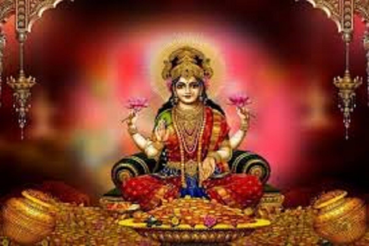 যদি বাড়িতে মাঝে মাঝেই অর্থ কষ্ট হয় তাহলে এই ভুলগুলি মোটেই করবেন না ৷ যে সমস্ত গৃহস্থে প্রদীপ জ্বলে এবং প্রদীপ ফু দিয়ে নেভানোর অভ্যাস আছে সেই সমস্ত ঘরে মা লক্ষ্মী বসবাস করেন না ৷ চুল আঁচড়ানোর পরে চিরুণিতে চুল লেগে থাকলে তা অশুভ বলেই মানা হয় ৷ রাতে পা না ধুয়ে বা ভেজা পায়ে শুলে তা অত্যন্ত খারাপ বলেই ধরে নেওয়া হয় ৷ যদি বাড়িতে মাঝে মাঝেই অর্থ কষ্ট হয় তাহলে এই ভুলগুলি মোটেই করবেন না ৷ যে সমস্ত গৃহস্থে প্রদীপ জ্বলে এবং প্রদীপ ফু দিয়ে নেভানোর অভ্যাস আছে সেই সমস্ত ঘরে মা লক্ষ্মী বসবাস করেন না ৷ চুল আঁচড়ানোর পরে চিরুণিতে চুল লেগে থাকলে তা অশুভ বলেই মানা হয় ৷ রাতে পা না ধুয়ে বা ভেজা পায়ে শুলে তা অত্যন্ত খারাপ বলেই ধরে নেওয়া হয় ৷