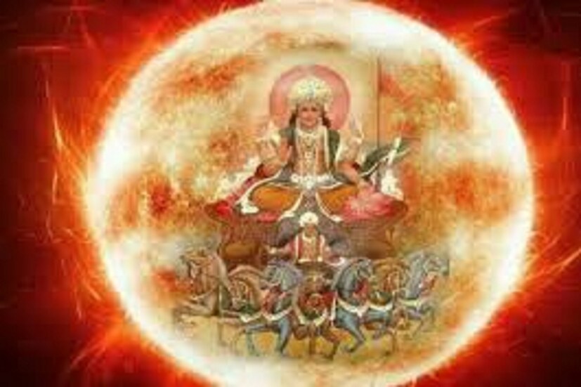 কম বেশি প্রতিদিন স্নানের পরে সূর্য প্রণাম বহু মানুষের অভ্যাস আছে ৷ পুরাণ মতে সূর্যদেব সৃষ্টির প্রথম দেবতা ৷ 