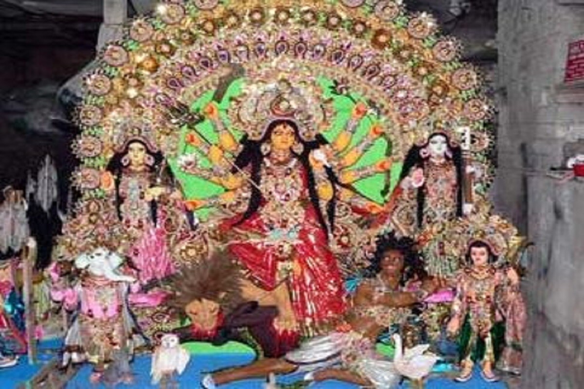 মুখ্যমন্ত্রী বলেন, দর্শনার্থীদের এবং মণ্ডপ চত্বরে থাকা প্রত্যেকের মাস্ক পরা বাধ্যতামূলক৷ মাস্ক না পরলেও নাক, মুখ ঢেকে রাখতে হবে অন্তত রুমাল বা ওড়না-আঁচল দিয়ে ৷ পুজো উদ্যোক্তা এবং পুলিশের উদ্যোগে মণ্ডপে মাস্ক রাখতে হবে, যাতে কারও কাছে মাস্ক না থাকলে তাঁকে মাস্ক দেওয়া যায় ৷ এছাড়াও পুজামন্ডপেও স্যানিটাইজারের ব্যবস্থা রাখার কথা বলেছেন মুখ্যমন্ত্রী ৷ সব মিলিয়ে করোনাকালে দুর্গাপুজোর জন্য দশ দফা নির্দেশিকা জারি করেছেন, মুখ্যমন্ত্রী মমতা বন্দ্যোপাধ্যায় ৷ মুখ্যমন্ত্রী বলেন, দর্শনার্থীদের এবং মণ্ডপ চত্বরে থাকা প্রত্যেকের মাস্ক পরা বাধ্যতামূলক৷ মাস্ক না পরলেও নাক, মুখ ঢেকে রাখতে হবে অন্তত রুমাল বা ওড়না-আঁচল দিয়ে ৷ পুজো উদ্যোক্তা এবং পুলিশের উদ্যোগে মণ্ডপে মাস্ক রাখতে হবে, যাতে কারও কাছে মাস্ক না থাকলে তাঁকে মাস্ক দেওয়া যায় ৷ এছাড়াও পুজামন্ডপেও স্যানিটাইজারের ব্যবস্থা রাখার কথা বলেছেন মুখ্যমন্ত্রী ৷ সব মিলিয়ে করোনাকালে দুর্গাপুজোর জন্য দশ দফা নির্দেশিকা জারি করেছেন, মুখ্যমন্ত্রী মমতা বন্দ্যোপাধ্যায় ৷