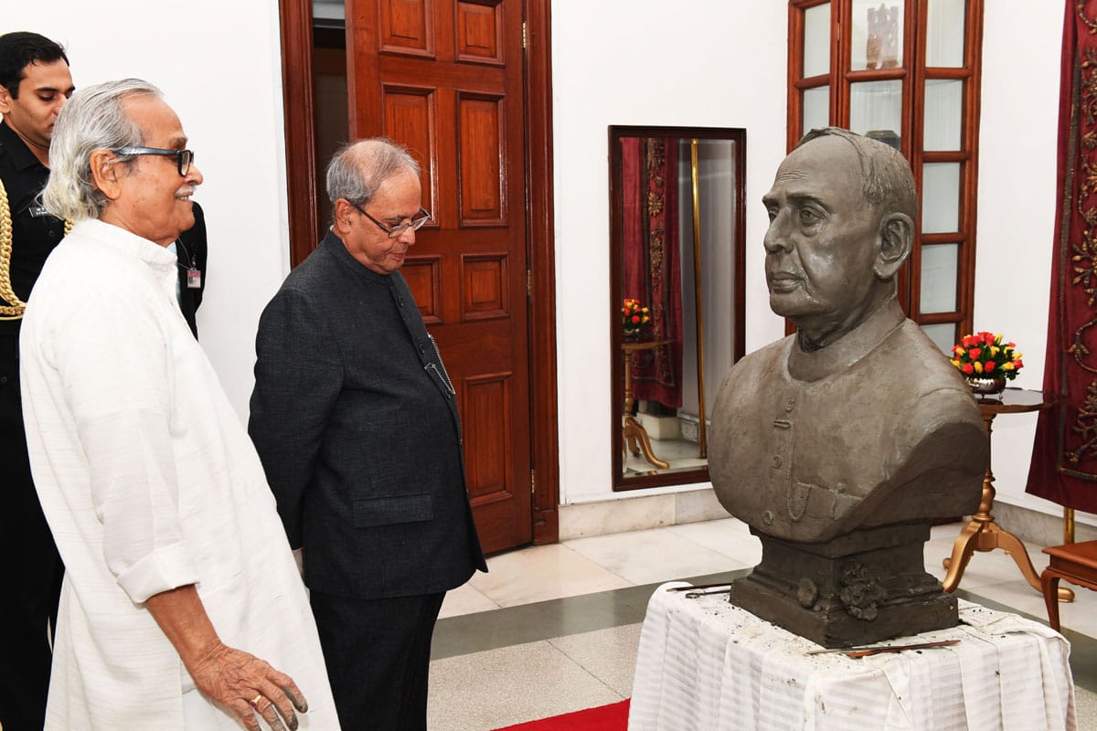 অত্যন্ত কম সময়ের মধ্যেই প্রাক্তন রাষ্ট্রপতির মূর্তি তৈরি করতে হবে জেনেও সেই চ্যালেঞ্জটা হাসিমুখেই গ্রহণ করেছিলেন নিরঞ্জন প্রধান ৷ রাষ্ট্রপতির মূর্তি বানানোর সুযোগ আর ক’জনই বা পান ৷ মূর্তি সাধারণত মহান ব্যক্তিরা মারা যাওয়ার পরেই বানানো হয় ৷ সেখানে জীবিত রাষ্ট্রপতির মূর্তি তৈরি করার সুযোগ পেয়ে স্বভাবতই আপ্লুত ছিলেন কলকাতার শিল্পী ৷ অত্যন্ত কম সময়ের মধ্যেই প্রাক্তন রাষ্ট্রপতির মূর্তি তৈরি করতে হবে জেনেও সেই চ্যালেঞ্জটা হাসিমুখেই গ্রহণ করেছিলেন নিরঞ্জন প্রধান ৷ রাষ্ট্রপতির মূর্তি বানানোর সুযোগ আর ক’জনই বা পান ৷ মূর্তি সাধারণত মহান ব্যক্তিরা মারা যাওয়ার পরেই বানানো হয় ৷ সেখানে জীবিত রাষ্ট্রপতির মূর্তি তৈরি করার সুযোগ পেয়ে স্বভাবতই আপ্লুত ছিলেন কলকাতার শিল্পী ৷