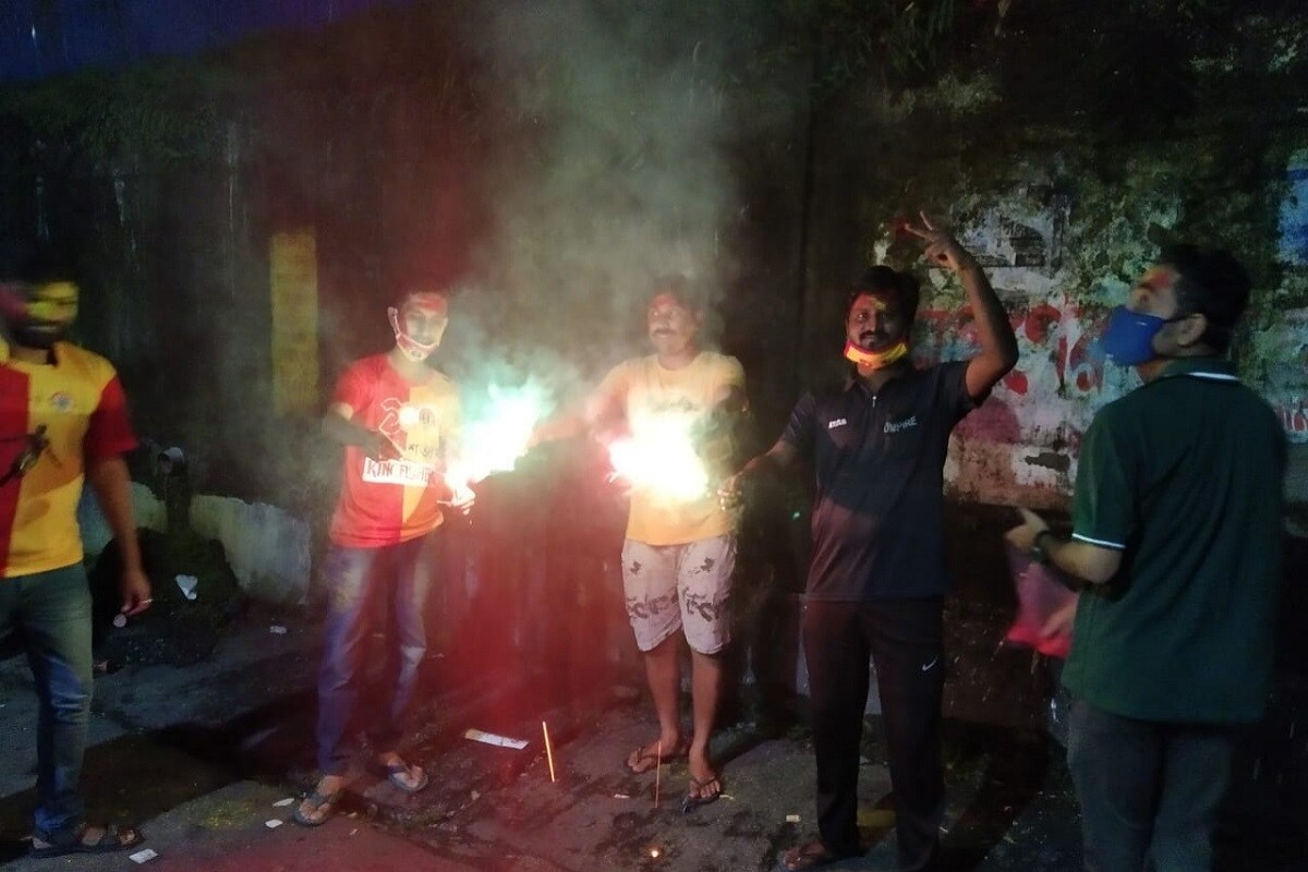 পড়শি ক্লাব মোহনবাগান এটিকের সঙ্গে গাঁটছাড়া বেধে আই এস এলে ঢুকে পড়েছে। তাই বাড়তি তাগিদ দেখা যায় ইস্টবেঙ্গল ক্লাব কর্তাদের মধ্যে। সেই চেষ্টা আজ পেল বাস্তব রূপ। দলের নাম ঘোষণা হতেই উচ্ছ্বাস, আবেগ চেপে রাখতে পারেননি ক্লাব সমর্থকেরা। শতবর্ষে একটিও ট্রফি পায়নি এই ক্লাব। তাই আই এস এলে খেলার জন্যে মুখিয়ে ছিল ক্লাব কর্তা থেকে সদস্য, সমর্থকেরা। অবশেষে স্বপ্ন জয়। রাতেই শিলিগুড়ির কাঞ্চনজঙ্ঘা স্টেডিয়ামের সামনে উৎসবে মাতে সংগঠনের সদস্যরা। পড়শি ক্লাব মোহনবাগান এটিকের সঙ্গে গাঁটছাড়া বেধে আই এস এলে ঢুকে পড়েছে। তাই বাড়তি তাগিদ দেখা যায় ইস্টবেঙ্গল ক্লাব কর্তাদের মধ্যে। সেই চেষ্টা আজ পেল বাস্তব রূপ। দলের নাম ঘোষণা হতেই উচ্ছ্বাস, আবেগ চেপে রাখতে পারেননি ক্লাব সমর্থকেরা। শতবর্ষে একটিও ট্রফি পায়নি এই ক্লাব। তাই আই এস এলে খেলার জন্যে মুখিয়ে ছিল ক্লাব কর্তা থেকে সদস্য, সমর্থকেরা। অবশেষে স্বপ্ন জয়। রাতেই শিলিগুড়ির কাঞ্চনজঙ্ঘা স্টেডিয়ামের সামনে উৎসবে মাতে সংগঠনের সদস্যরা।