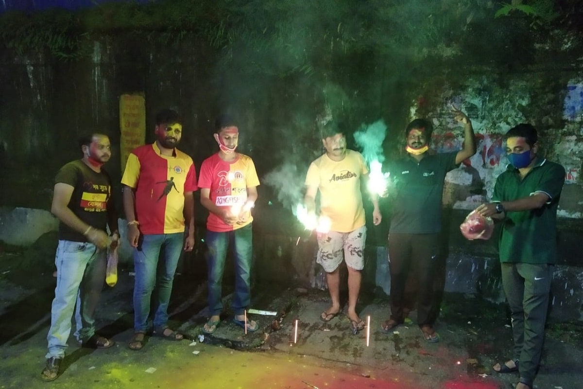 আই এস এলে একাদশ তম দল হিসেবে এবারে খেলবে ইস্টবেঙ্গল। দীর্ঘদিন ধরেই এনিয়ে চলছিল টানাপোড়েন। ইনভেস্টর খুঁজছিল ক্লাব কর্তারা। অবশেষে তা মেলে। নতুন বিনিয়োগ পেতেই আই এস এলে খেলার ছাড়পত্রটা আদায় করতে উঠেপড়ে নামে ক্লাব কর্তারা। আই এস এলে একাদশ তম দল হিসেবে এবারে খেলবে ইস্টবেঙ্গল। দীর্ঘদিন ধরেই এনিয়ে চলছিল টানাপোড়েন। ইনভেস্টর খুঁজছিল ক্লাব কর্তারা। অবশেষে তা মেলে। নতুন বিনিয়োগ পেতেই আই এস এলে খেলার ছাড়পত্রটা আদায় করতে উঠেপড়ে নামে ক্লাব কর্তারা।