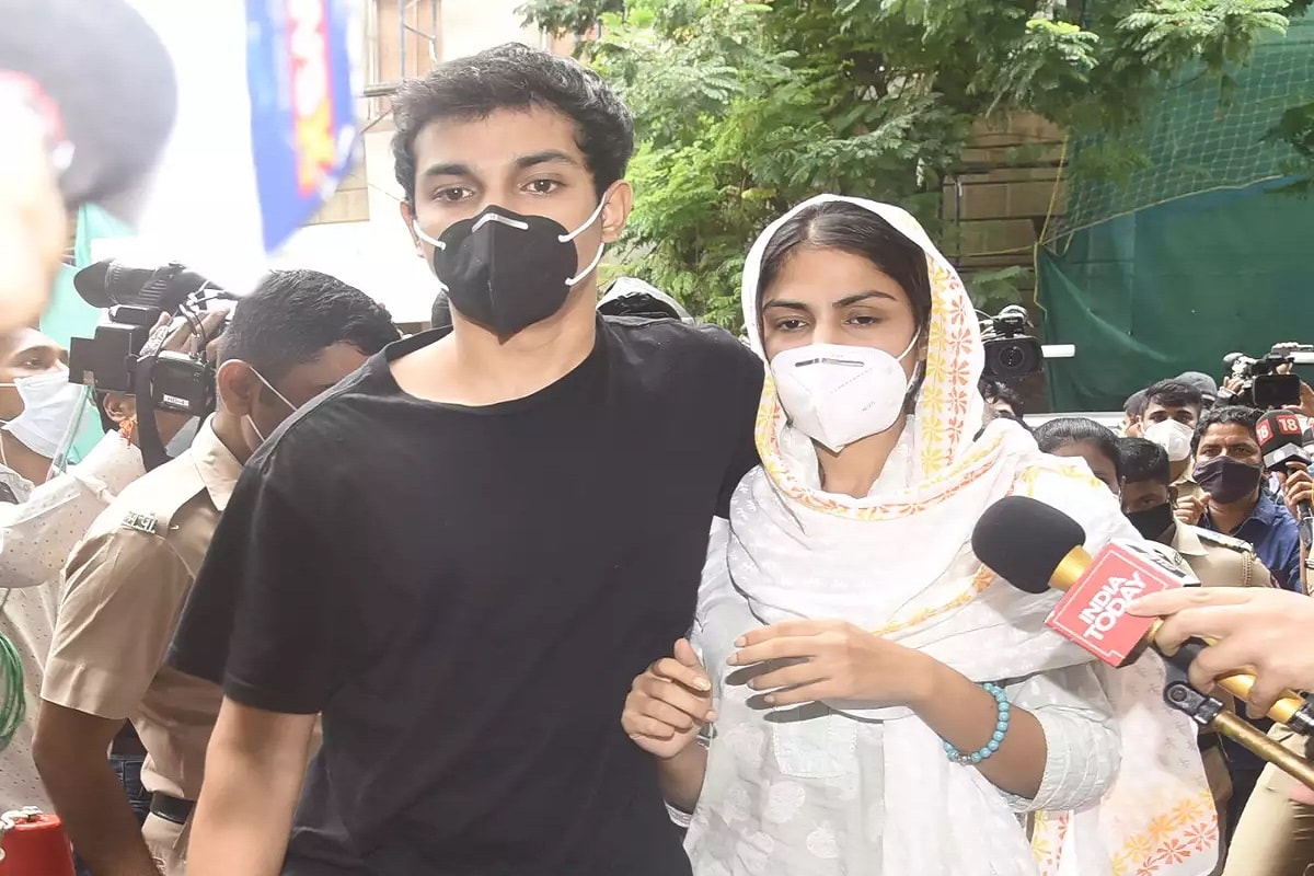 সুশান্ত মৃত্যু কাণ্ডের সূত্রে শুরু হওয়া মাদক মামলায় ফের নতুন মোড়৷ হিন্দুস্তান টাইমস-এ প্রকাশিত রিপোর্টে নারকোটিক্স কন্ট্রোল ব্যুরোর সূত্র উদ্ধৃত করে দাবি করা হয়েছে, এই মামলায় ধৃত দুই অভিযুক্ত নিজেদের বয়ান থেকে পিছিয়ে এসেছে৷ Photo-File সুশান্ত মৃত্যু কাণ্ডের সূত্রে শুরু হওয়া মাদক মামলায় ফের নতুন মোড়৷ হিন্দুস্তান টাইমস-এ প্রকাশিত রিপোর্টে নারকোটিক্স কন্ট্রোল ব্যুরোর সূত্র উদ্ধৃত করে দাবি করা হয়েছে, এই মামলায় ধৃত দুই অভিযুক্ত নিজেদের বয়ান থেকে পিছিয়ে এসেছে৷ Photo-File