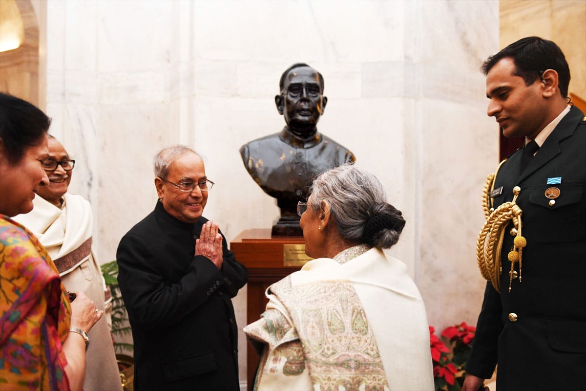 নিরঞ্জনবাবুর কথায়, ‘‘সে সময়ের রাষ্ট্রপতি প্রণব মুখোপাধ্যায়ের মূর্তি তৈরি করাটাই আমার কাছে আসল ৷ টাকাটা সেখানে গুরুত্বপূর্ণ নয় ৷ এই প্রাপ্তি আর ক’জনের ভাগ্যে হয় ? তখন রাষ্ট্রপতির কিছু ছবি পাঠাতে বলি ৷ সেগুলি দেখে কলকাতা থেকেই মাটির মূর্তিটা প্রাথমিকভাবে তৈরি করে নিয়ে গিয়েছিলাম ৷ বাকি ফিনিশিং টাচটা দিই রাষ্ট্রপতি ভবনে বসেই ৷ প্রণব মুখোপাধ্যায়কে সামনে পেয়ে তাঁর লাইভ মূর্তি তৈরি করার সুযোগ পাওয়াটা সত্যি লাইফটাইম অ্যাচিভমেন্ট ৷’’’ নিরঞ্জনবাবুর কথায়, ‘‘সে সময়ের রাষ্ট্রপতি প্রণব মুখোপাধ্যায়ের মূর্তি তৈরি করাটাই আমার কাছে আসল ৷ টাকাটা সেখানে গুরুত্বপূর্ণ নয় ৷ এই প্রাপ্তি আর ক’জনের ভাগ্যে হয় ? তখন রাষ্ট্রপতির কিছু ছবি পাঠাতে বলি ৷ সেগুলি দেখে কলকাতা থেকেই মাটির মূর্তিটা প্রাথমিকভাবে তৈরি করে নিয়ে গিয়েছিলাম ৷ বাকি ফিনিশিং টাচটা দিই রাষ্ট্রপতি ভবনে বসেই ৷ প্রণব মুখোপাধ্যায়কে সামনে পেয়ে তাঁর লাইভ মূর্তি তৈরি করার সুযোগ পাওয়াটা সত্যি লাইফটাইম অ্যাচিভমেন্ট ৷’’’