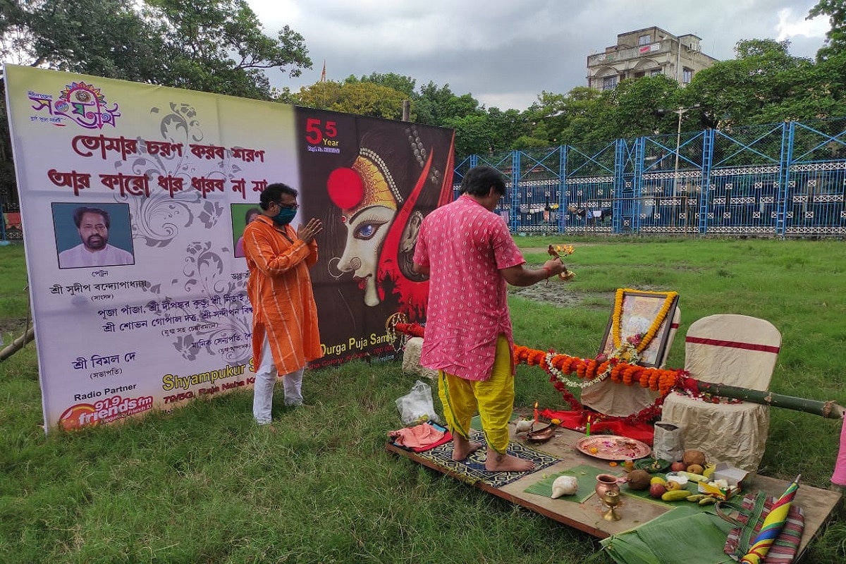 পঞ্জিকা মতে এ বছর মা দুর্গার দোলায় আগমন, গজে গমন। দোলায় আগমনে -র কথিত প্রবাদ অনুযায়ি এতে ফল মড়ক৷ কিন্তু ভক্তকূলের আশা পূর্ণ থাকবে শস্য ও জলভান্ডার, কিছুটা কাটবে আর্থিক সংকটও৷ করোনা কালের আতঙ্ক কাটিয়ে মা দুর্গাই দুর্গতিনাশিনী হবেন এই প্রার্থনা নিয়ে নিজেদের ৫৫ তম বর্ষের পুজোর খুঁটি পুজো হল উত্তর কলকাতার এই নামী পুজোতে৷ পঞ্জিকা মতে এ বছর মা দুর্গার দোলায় আগমন, গজে গমন। দোলায় আগমনে -র কথিত প্রবাদ অনুযায়ি এতে ফল মড়ক৷ কিন্তু ভক্তকূলের আশা পূর্ণ থাকবে শস্য ও জলভান্ডার, কিছুটা কাটবে আর্থিক সংকটও৷ করোনা কালের আতঙ্ক কাটিয়ে মা দুর্গাই দুর্গতিনাশিনী হবেন এই প্রার্থনা নিয়ে নিজেদের ৫৫ তম বর্ষের পুজোর খুঁটি পুজো হল উত্তর কলকাতার এই নামী পুজোতে৷