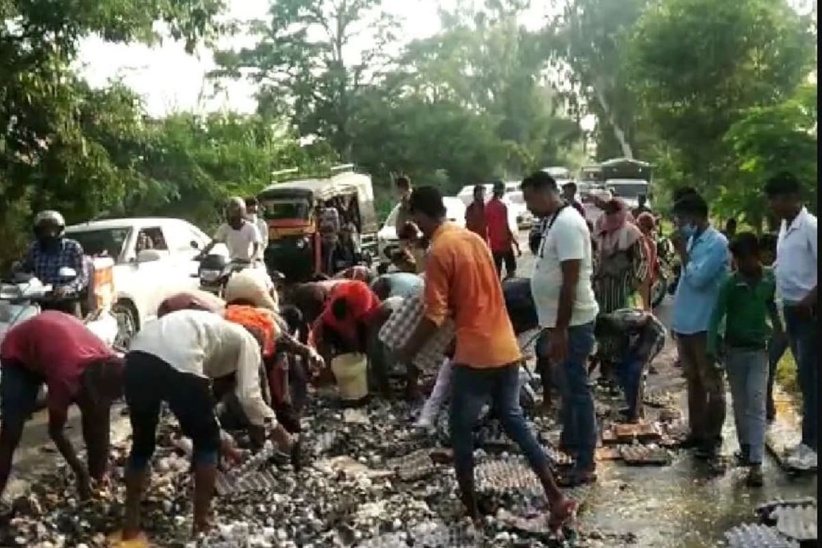 •একপ্রকার লুঠ শুরু হয়ে রাস্তায় পড়ে থাকা ডিমের৷ ডিম লুটকারীদের ভিড় ছত্রভঙ্গ করার পরে পুলিশ একটি ক্রেনের সাহায্যে দুটি গাড়ি রাস্তার পাশে সরিয়ে দেয় এবং এর পরে রাস্তায় জ্যাম কমতে থাকে। •একপ্রকার লুঠ শুরু হয়ে রাস্তায় পড়ে থাকা ডিমের৷ ডিম লুটকারীদের ভিড় ছত্রভঙ্গ করার পরে পুলিশ একটি ক্রেনের সাহায্যে দুটি গাড়ি রাস্তার পাশে সরিয়ে দেয় এবং এর পরে রাস্তায় জ্যাম কমতে থাকে।