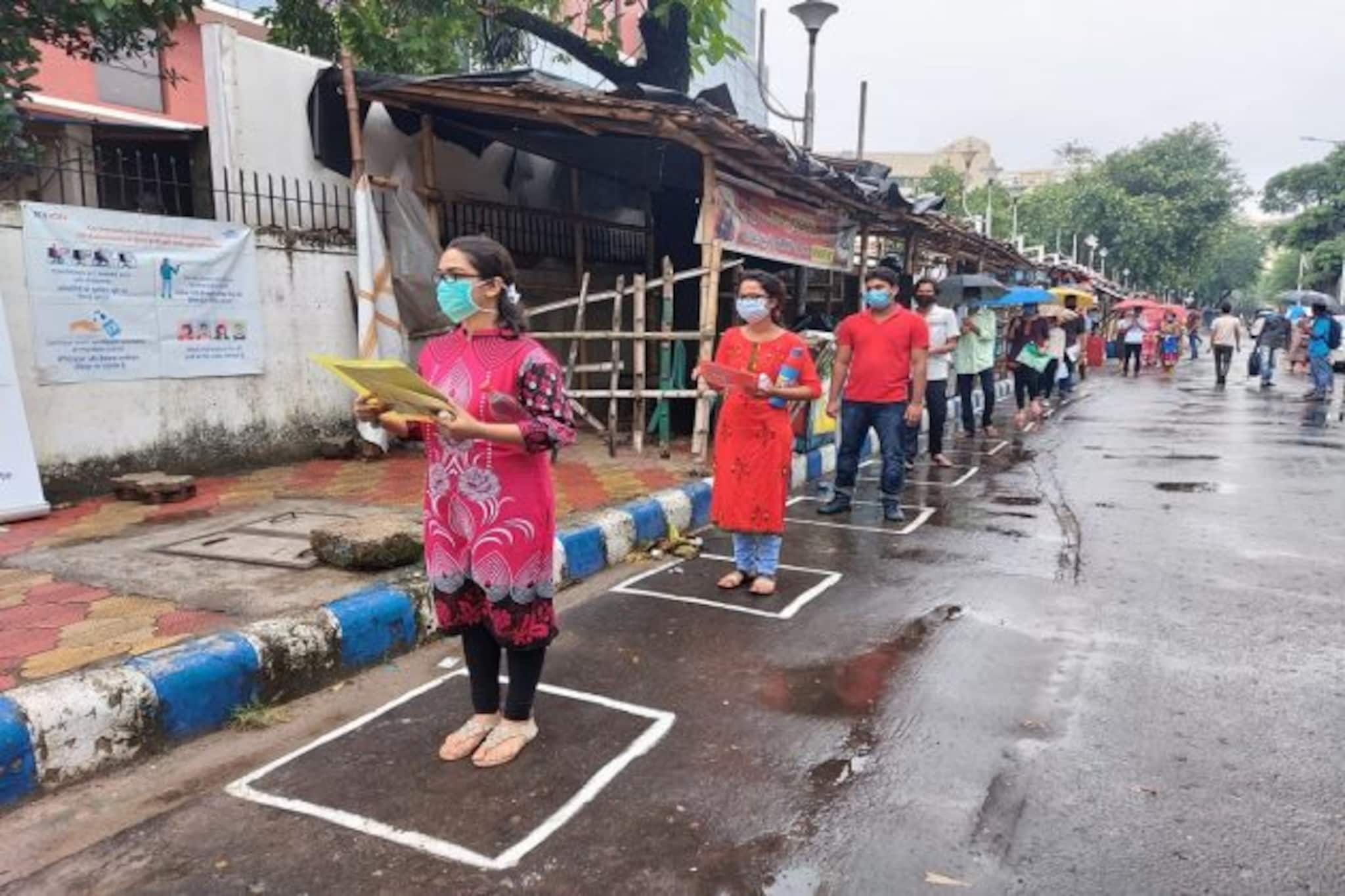 করোনা আতঙ্কে JEE MAIN এর প্রথমদিন নির্বিঘ্নেই, অতিরিক্ত খরচ করেই পরীক্ষাকেন্দ্রে