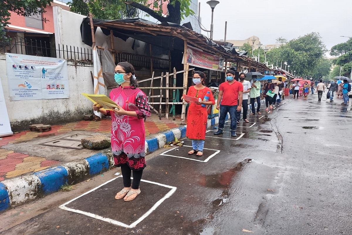 ১৩ তারিখ রয়েছে NEET ৷ এছাড়াও আরও কিছু প্রতিযোগিতামূলক পরীক্ষা রয়েছে সামনেই ৷ করোনা আবহে পরীক্ষা হলের জন্য পরীক্ষার্থীদের জন্য বিশেষ কিছু আচরণবিধি প্রকাশ করল কেন্দ্র ৷ এদিন কেন্দ্রীয় স্বাস্থ্য মন্ত্রক জানিয়েছে, পরীক্ষা মানেই প্রচুর ছাত্রছাত্রীরা সেখানে আসবেন ৷ সঙ্গে থাকবেন তাদের অভিভাবক ৷ তাই সংক্রমণ এড়াতে বিশেষ কৌশল ৷ Photo- Somraj Bandopadhyay ১৩ তারিখ রয়েছে NEET ৷ এছাড়াও আরও কিছু প্রতিযোগিতামূলক পরীক্ষা রয়েছে সামনেই ৷ করোনা আবহে পরীক্ষা হলের জন্য পরীক্ষার্থীদের জন্য বিশেষ কিছু আচরণবিধি প্রকাশ করল কেন্দ্র ৷ এদিন কেন্দ্রীয় স্বাস্থ্য মন্ত্রক জানিয়েছে, পরীক্ষা মানেই প্রচুর ছাত্রছাত্রীরা সেখানে আসবেন ৷ সঙ্গে থাকবেন তাদের অভিভাবক ৷ তাই সংক্রমণ এড়াতে বিশেষ কৌশল ৷ Photo- Somraj Bandopadhyay