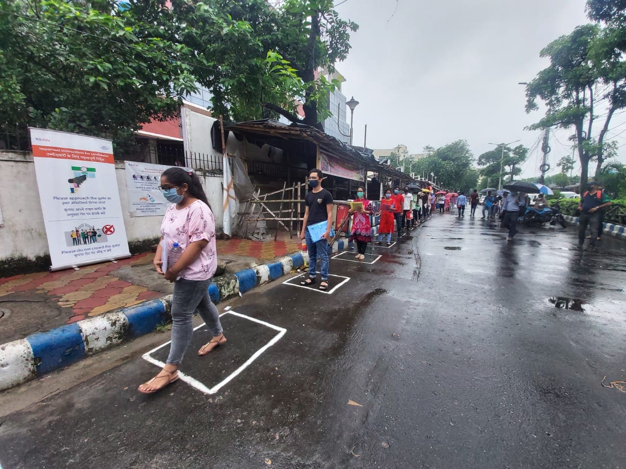 মঙ্গলবার মূলত ছিল যেসমস্ত ছাত্রছাত্রীরা ভবিষ্যতে আর্কিটেকচার নিয়ে পড়তে চান সেই সব বিষয়ের পরীক্ষা। বুধবার থেকেই মূলত ইঞ্জিনিয়ারিং এর কোর বিষয়ের পরীক্ষাগুলি নেওয়া হবে। মঙ্গলবার থেকেই ন্যাশনাল টেস্টিং এজেন্সির গাইডলাইন মাফিক দুটি পর্যায়ে পরীক্ষা নেওয়া হবে। সকাল ৯ টা থেকে বেলা বারোটা এবং দুপুর তিনটে থেকে সন্ধে ৬টা এই দুটি পর্যায়ে ভাগ ভাগ করে ছাত্রছাত্রীদের পরীক্ষা নেওয়ার ব্যবস্থা করা হয়েছে দেশব্যাপী। ছবি ও তথ্য- সোমরাজ বন্দ্যোপাধ্যায় মঙ্গলবার মূলত ছিল যেসমস্ত ছাত্রছাত্রীরা ভবিষ্যতে আর্কিটেকচার নিয়ে পড়তে চান সেই সব বিষয়ের পরীক্ষা। বুধবার থেকেই মূলত ইঞ্জিনিয়ারিং এর কোর বিষয়ের পরীক্ষাগুলি নেওয়া হবে। মঙ্গলবার থেকেই ন্যাশনাল টেস্টিং এজেন্সির গাইডলাইন মাফিক দুটি পর্যায়ে পরীক্ষা নেওয়া হবে। সকাল ৯ টা থেকে বেলা বারোটা এবং দুপুর তিনটে থেকে সন্ধে ৬টা এই দুটি পর্যায়ে ভাগ ভাগ করে ছাত্রছাত্রীদের পরীক্ষা নেওয়ার ব্যবস্থা করা হয়েছে দেশব্যাপী। ছবি ও তথ্য- সোমরাজ বন্দ্যোপাধ্যায়