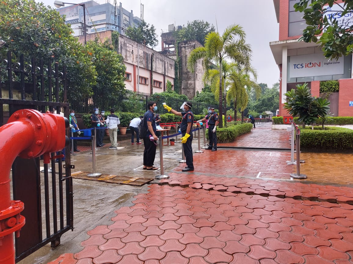 অন্যদিকে, করোনা সংক্রমণের মধ্যেই মঙ্গলবার থেকে পরীক্ষা শুরু হওয়া তে অভিভাবকদের ব্যক্তিগত গাড়ি নিয়ে আসার জন্য খরচ বেড়েছে অনেকটাই। ছেলে মেয়েদের সুরক্ষার কথা মাথায় রেখে অনেকেই গাড়ি ভাড়া করে এসেছিলেন সল্টলেকের এই তথ্য প্রযুক্তি সংস্থার অফিসে। কলকাতা এবং বিভিন্ন জেলার পরীক্ষা কেন্দ্র হিসেবে সল্টলেক সেক্টর ফাইভ-এর একটি পরীক্ষা কেন্দ্র হয়েছে। শুধুমাত্র কলকাতা সংলগ্ন অঞ্চল নয় পূর্ব মেদিনীপুর,পশ্চিম মেদিনীপুর থেকে ওই দিন পরীক্ষা দিতে আসেন পরীক্ষার্থীরা। অনেকেই করোনা সংক্রমণের মধ্যে বাসের বদলে গাড়ি ভাড়া করে আসাতে পরীক্ষা দিতে আসার খরচ অনেকটাই হয়েছে বলেই দাবি করেছেন। পূর্ব মেদিনীপুরের কাঁথি থেকে আসা এক পরীক্ষার্থীর অভিভাবক বলেন অন্যদিকে, করোনা সংক্রমণের মধ্যেই মঙ্গলবার থেকে পরীক্ষা শুরু হওয়া তে অভিভাবকদের ব্যক্তিগত গাড়ি নিয়ে আসার জন্য খরচ বেড়েছে অনেকটাই। ছেলে মেয়েদের সুরক্ষার কথা মাথায় রেখে অনেকেই গাড়ি ভাড়া করে এসেছিলেন সল্টলেকের এই তথ্য প্রযুক্তি সংস্থার অফিসে। কলকাতা এবং বিভিন্ন জেলার পরীক্ষা কেন্দ্র হিসেবে সল্টলেক সেক্টর ফাইভ-এর একটি পরীক্ষা কেন্দ্র হয়েছে। শুধুমাত্র কলকাতা সংলগ্ন অঞ্চল নয় পূর্ব মেদিনীপুর,পশ্চিম মেদিনীপুর থেকে ওই দিন পরীক্ষা দিতে আসেন পরীক্ষার্থীরা। অনেকেই করোনা সংক্রমণের মধ্যে বাসের বদলে গাড়ি ভাড়া করে আসাতে পরীক্ষা দিতে আসার খরচ অনেকটাই হয়েছে বলেই দাবি করেছেন। পূর্ব মেদিনীপুরের কাঁথি থেকে আসা এক পরীক্ষার্থীর অভিভাবক বলেন