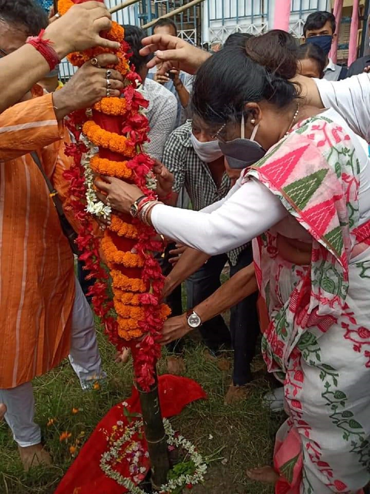 উত্তর কলকাতার শ্যামপুকুর সংঘতীর্থ দুর্গা পুজো সমিতির উদ্যোগে করোনা যুদ্ধের সময় সঙ্ঘের সব সদস্য অঞ্চলের প্রতিটা মানুষেকে সঙ্গে নিয়ে শুরু হল দুর্গাপুজোর আয়োজন৷ খুঁটি পুজোয় হাজির ছিলেন পুজো কমিটির চেয়ারপার্সন ডাঃ শ্রীমতী শশী পাঁজা৷ সমস্ত রকম বিধি নিষেধ মেনে ও দূরত্ব বজায় রেখে এবং মুখে মাক্স পরে সমাধা হয় খুঁটি পুজো৷ উত্তর কলকাতার শ্যামপুকুর সংঘতীর্থ দুর্গা পুজো সমিতির উদ্যোগে করোনা যুদ্ধের সময় সঙ্ঘের সব সদস্য অঞ্চলের প্রতিটা মানুষেকে সঙ্গে নিয়ে শুরু হল দুর্গাপুজোর আয়োজন৷ খুঁটি পুজোয় হাজির ছিলেন পুজো কমিটির চেয়ারপার্সন ডাঃ শ্রীমতী শশী পাঁজা৷ সমস্ত রকম বিধি নিষেধ মেনে ও দূরত্ব বজায় রেখে এবং মুখে মাক্স পরে সমাধা হয় খুঁটি পুজো৷
