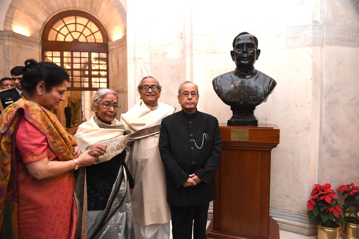 কিন্তু রাষ্ট্রপতির মতো দেশের সবচেয়ে গুরুত্বপূর্ণ এবং ব্যস্ত মানুষের পক্ষে মূর্তির জন্য বেশি সময় দেওয়াটা যে অত্যন্ত কঠিন ৷ সেটা বিলক্ষণ জানতেন নিরঞ্জনবাবু ৷ সেই মতো প্রস্তুতিও নিয়ে গিয়েছিলেন কলকাতা থেকে ৷ প্রয়াত প্রাক্তন রাষ্ট্রপতি প্রণব মুখোপাধ্যায় শেষপর্যন্ত আধ ঘণ্টা করে পাঁচ দিন সময় দেন শিল্পীকে ৷ ওইটুকু সময়েই যথেষ্ট ছিল অভিজ্ঞ ভাস্করের জন্য ৷ নিরঞ্জনবাবুর কথায়, ‘‘ রাষ্ট্রপতি আমাকে বলেন পাঁচ দিন আধ ঘণ্টা করে সময় দিতে পারব, তাতে হবে তো ? এছাড়া তিনি প্রত্যেক সময়েই যথেষ্ট সহযোগিতা করেছেন ৷ আমাকে জিজ্ঞেস করছিলেন আমার কাজে কোনও অসুবিধা হচ্ছে কী না ৷ কাজটা কী করে ভাল হয়, তার জন্য প্রণববাবু নিজেই অনেক বেশি উদ্যোগী ছিলেন ৷ এদিকে সময় খুব তাড়াতাড়ি কাটছিল, তাই শেষের দিনগুলিতে রাষ্ট্রপতি নিজেই বললেন, দেখুন এতে হবে তো ? আমি বললাম হ্যাঁ সময় তো হয়ে গিয়েছে ৷ ফেরার টিকিটও কাটা হয়ে গিয়েছে ৷ আমার ছাঁচ তৈরির কাজ ওই সময়ের মধ্যেই হয়ে গিয়েছিল ৷ রাষ্ট্রপতি ভবনেও আমি সবার কাছে অত্যন্ত সহযোগিতা পেয়েছি ৷’’ কিন্তু রাষ্ট্রপতির মতো দেশের সবচেয়ে গুরুত্বপূর্ণ এবং ব্যস্ত মানুষের পক্ষে মূর্তির জন্য বেশি সময় দেওয়াটা যে অত্যন্ত কঠিন ৷ সেটা বিলক্ষণ জানতেন নিরঞ্জনবাবু ৷ সেই মতো প্রস্তুতিও নিয়ে গিয়েছিলেন কলকাতা থেকে ৷ প্রয়াত প্রাক্তন রাষ্ট্রপতি প্রণব মুখোপাধ্যায় শেষপর্যন্ত আধ ঘণ্টা করে পাঁচ দিন সময় দেন শিল্পীকে ৷ ওইটুকু সময়েই যথেষ্ট ছিল অভিজ্ঞ ভাস্করের জন্য ৷ নিরঞ্জনবাবুর কথায়, ‘‘ রাষ্ট্রপতি আমাকে বলেন পাঁচ দিন আধ ঘণ্টা করে সময় দিতে পারব, তাতে হবে তো ? এছাড়া তিনি প্রত্যেক সময়েই যথেষ্ট সহযোগিতা করেছেন ৷ আমাকে জিজ্ঞেস করছিলেন আমার কাজে কোনও অসুবিধা হচ্ছে কী না ৷ কাজটা কী করে ভাল হয়, তার জন্য প্রণববাবু নিজেই অনেক বেশি উদ্যোগী ছিলেন ৷ এদিকে সময় খুব তাড়াতাড়ি কাটছিল, তাই শেষের দিনগুলিতে রাষ্ট্রপতি নিজেই বললেন, দেখুন এতে হবে তো ? আমি বললাম হ্যাঁ সময় তো হয়ে গিয়েছে ৷ ফেরার টিকিটও কাটা হয়ে গিয়েছে ৷ আমার ছাঁচ তৈরির কাজ ওই সময়ের মধ্যেই হয়ে গিয়েছিল ৷ রাষ্ট্রপতি ভবনেও আমি সবার কাছে অত্যন্ত সহযোগিতা পেয়েছি ৷’’