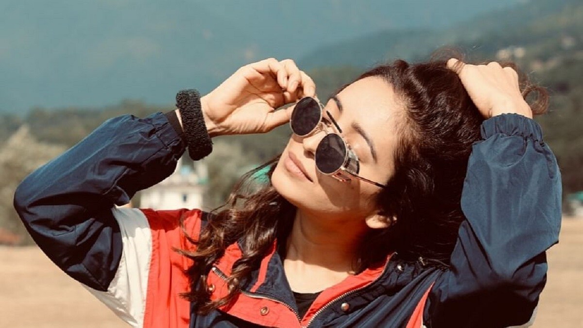 অভিনেত্রী আশা নেগি এই ধারাবাহিকে পূরবীর চরিত্রে অভিনয় করেছিলেন। তিনি এই ধারাবাহিকের আর এক নায়িকা ছিলেন। সম্প্রতি আশাকে 'অভয় ২' ওয়েব সিরিজে একজন সাংবাদিকের চরিত্রে অভিনয় করতে দেখা গিয়েছে। photo source collected অভিনেত্রী আশা নেগি এই ধারাবাহিকে পূরবীর চরিত্রে অভিনয় করেছিলেন। তিনি এই ধারাবাহিকের আর এক নায়িকা ছিলেন। সম্প্রতি আশাকে 'অভয় ২' ওয়েব সিরিজে একজন সাংবাদিকের চরিত্রে অভিনয় করতে দেখা গিয়েছে। photo source collected