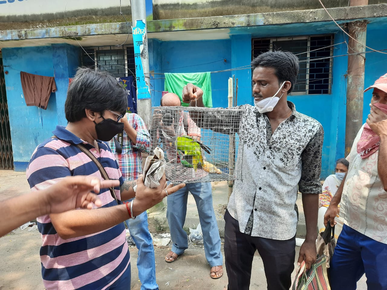 *হাট কর্তৃপক্ষ বিক্রেতাদের জন্য সুরক্ষা বিধি ও সামাজিক দূরত্বের ব্যবস্থা করলেও এ দিন যে পরিমাণ ক্রেতার ভিড় জমেছিল এই হাটে তাতে সামাজিক দূরত্বের কোনও চিহ্ন ছিল না। কর্তৃপক্ষ ভিড় নিয়ন্ত্রণ করতে স্বেচ্ছাসেবকদের ব্যবস্থা করলে তারাও হিমশিম খেয়েছেন ভিড় নিয়ন্ত্রণ করতে। পরবর্তীতে ক্রেতাদের ভিড় নিয়ন্ত্রণ করতে না পারলে এই হাট থেকেই সংক্রমনের আশঙ্কা থেকে যাচ্ছে। *হাট কর্তৃপক্ষ বিক্রেতাদের জন্য সুরক্ষা বিধি ও সামাজিক দূরত্বের ব্যবস্থা করলেও এ দিন যে পরিমাণ ক্রেতার ভিড় জমেছিল এই হাটে তাতে সামাজিক দূরত্বের কোনও চিহ্ন ছিল না। কর্তৃপক্ষ ভিড় নিয়ন্ত্রণ করতে স্বেচ্ছাসেবকদের ব্যবস্থা করলে তারাও হিমশিম খেয়েছেন ভিড় নিয়ন্ত্রণ করতে। পরবর্তীতে ক্রেতাদের ভিড় নিয়ন্ত্রণ করতে না পারলে এই হাট থেকেই সংক্রমনের আশঙ্কা থেকে যাচ্ছে।