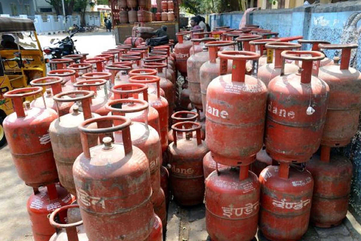 গ্যাস সিলিন্ডারের বাজার মূল্য বা ভর্তুকিহীন গ্যাসের দাম অনেকটাই কমে গিয়েছে ৷ এর মধ্যে ভর্তুকিযুক্ত গ্যাসের দাম বেড়েছে ৷ এর জেরে ভর্তুকিহীন ও ভর্তুকিযুক্ত সিলিন্ডারের দামের পার্থক্য অনেকটাই কমে গিয়েছে ৷ মূলত এই কারণের জেরেই গ্যাস সিলিন্ডারে ভর্তুকি দেওয়া বন্ধ করে দিয়েছে সরকার ৷ গ্যাস সিলিন্ডারের বাজার মূল্য বা ভর্তুকিহীন গ্যাসের দাম অনেকটাই কমে গিয়েছে ৷ এর মধ্যে ভর্তুকিযুক্ত গ্যাসের দাম বেড়েছে ৷ এর জেরে ভর্তুকিহীন ও ভর্তুকিযুক্ত সিলিন্ডারের দামের পার্থক্য অনেকটাই কমে গিয়েছে ৷ মূলত এই কারণের জেরেই গ্যাস সিলিন্ডারে ভর্তুকি দেওয়া বন্ধ করে দিয়েছে সরকার ৷