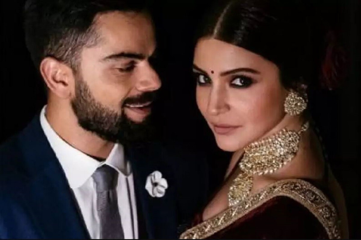 এটাই প্রথম নয়, যখন ক্রিকেটারদের খারাপ পারফরম্যান্সের দায় সরাসরি গিয়ে পড়ে তাঁদের সুন্দরী ও সফল স্ত্রী-দের ওপর৷ আগেও একাধিক ক্রিকেটারের স্ত্রী বা গার্লফ্রেন্ডকে এই ঝড়ঝাপ্টা সামলাতে হয়েছে৷ বিয়ের আগে অনুষ্কাকে যখন বিরাটের খারাপ পারফরম্যান্সের জন্য যখন দায়ি করা হয়েছিল তখন নিজের গার্লফ্রেন্ডের পাশে প্রতিবাদের দেওয়াল হয়ে দাঁড়িয়েছি,লেন খোদ বিরাট৷ Photo- Instagram এটাই প্রথম নয়, যখন ক্রিকেটারদের খারাপ পারফরম্যান্সের দায় সরাসরি গিয়ে পড়ে তাঁদের সুন্দরী ও সফল স্ত্রী-দের ওপর৷ আগেও একাধিক ক্রিকেটারের স্ত্রী বা গার্লফ্রেন্ডকে এই ঝড়ঝাপ্টা সামলাতে হয়েছে৷ বিয়ের আগে অনুষ্কাকে যখন বিরাটের খারাপ পারফরম্যান্সের জন্য যখন দায়ি করা হয়েছিল তখন নিজের গার্লফ্রেন্ডের পাশে প্রতিবাদের দেওয়াল হয়ে দাঁড়িয়েছি,লেন খোদ বিরাট৷ Photo- Instagram