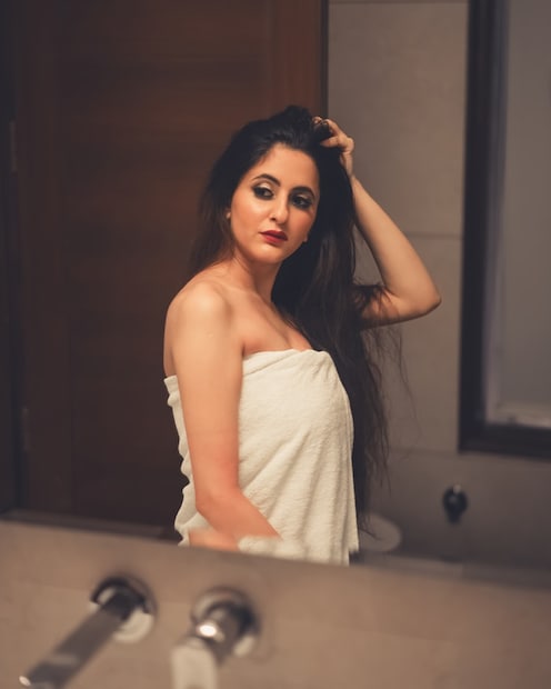 • মেয়েরা সব সময় চায় ছেলেরা কাজ থেকে শুরু করে যাবতীয় কিছু সে যাই করুক না কেন, সেটা করার আগে যেন তাকে বলে করুক। তাই প্রিয়জনের কাছে অযথা না লুকিয়ে তাকে বলেই করার চেষ্টা করুন। এতে করে দেখবেন আপনাদের সম্পর্ক আরো মজবুত হবে।
