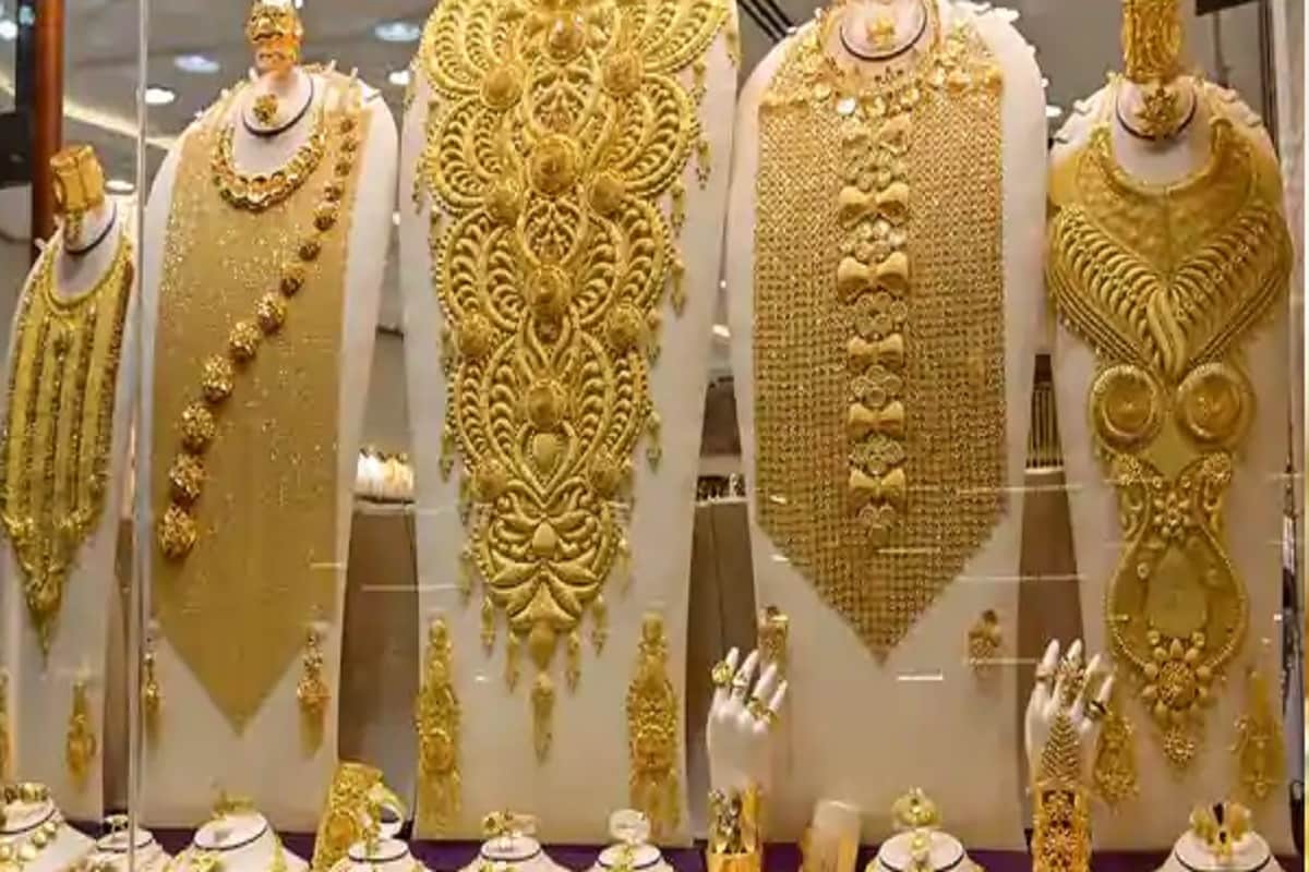 এইচডিএফসি সিকিউরিটিজ অনুযায়ী, সোনার দাম ৬০৮ টাকা কমে ৫২৪৬৩ টাকা হয়েছে প্রতি ১০ গ্রামে ৷ বুধবার সোনার দাম ছিল ৫৩০৭১ টাকা প্রতি কিলোগ্রামে ৷ আন্তর্জাতিক বাজারে সোনার দাম ১৯৪৩.৮০ ডলার প্রতি আউন্স হয়ে গিয়েছে ৷ এইচডিএফসি সিকিউরিটিজ অনুযায়ী, সোনার দাম ৬০৮ টাকা কমে ৫২৪৬৩ টাকা হয়েছে প্রতি ১০ গ্রামে ৷ বুধবার সোনার দাম ছিল ৫৩০৭১ টাকা প্রতি কিলোগ্রামে ৷ আন্তর্জাতিক বাজারে সোনার দাম ১৯৪৩.৮০ ডলার প্রতি আউন্স হয়ে গিয়েছে ৷