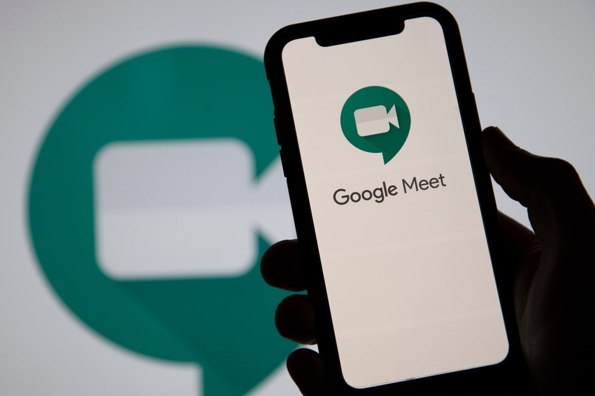এগুলির পাশাপাশি Gmail-এর সঙ্গে যুক্ত করা হয়েছে Meet-কে। এটি নেস্ট হাব ম্যাক্স (Nest Hub Max) ও ক্রোমকাস্টের (Chromecast) সাহায্যেও চালানো যায়। পরের দিকে ব্রেকআউট রুমস (Breakout Rooms) ফিচার নিয়ে আসে এই ভিডিও কনফারেন্সিং প্ল্যাটফর্ম। এ ক্ষেত্রে একটি ভিডিও মিটিংকে দু'টি ছোট ছোট গ্রুপে ভাগ করে দেওয়া যায়। এগুলির পাশাপাশি Gmail-এর সঙ্গে যুক্ত করা হয়েছে Meet-কে। এটি নেস্ট হাব ম্যাক্স (Nest Hub Max) ও ক্রোমকাস্টের (Chromecast) সাহায্যেও চালানো যায়। পরের দিকে ব্রেকআউট রুমস (Breakout Rooms) ফিচার নিয়ে আসে এই ভিডিও কনফারেন্সিং প্ল্যাটফর্ম। এ ক্ষেত্রে একটি ভিডিও মিটিংকে দু'টি ছোট ছোট গ্রুপে ভাগ করে দেওয়া যায়।