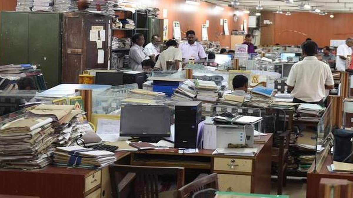 • সে কথা না মানায় ২০১৯ সালের ২৬ জুলাই রাজ্য সরকারকে ফের মহার্ঘ ভাতা দেওয়ার কথা বলা হয় ছ’মাসের মধ্যে । রাজ্য সরকার তা না-দেওয়ায় সরকারি কর্মীদের সংগঠন স্যাটে আদালত অবমাননার মামলা দায়ের করে। রাজ্য পুনরায় স্যাটে রিভিউ পিটিশন দায়ের করে। • সে কথা না মানায় ২০১৯ সালের ২৬ জুলাই রাজ্য সরকারকে ফের মহার্ঘ ভাতা দেওয়ার কথা বলা হয় ছ’মাসের মধ্যে । রাজ্য সরকার তা না-দেওয়ায় সরকারি কর্মীদের সংগঠন স্যাটে আদালত অবমাননার মামলা দায়ের করে। রাজ্য পুনরায় স্যাটে রিভিউ পিটিশন দায়ের করে।