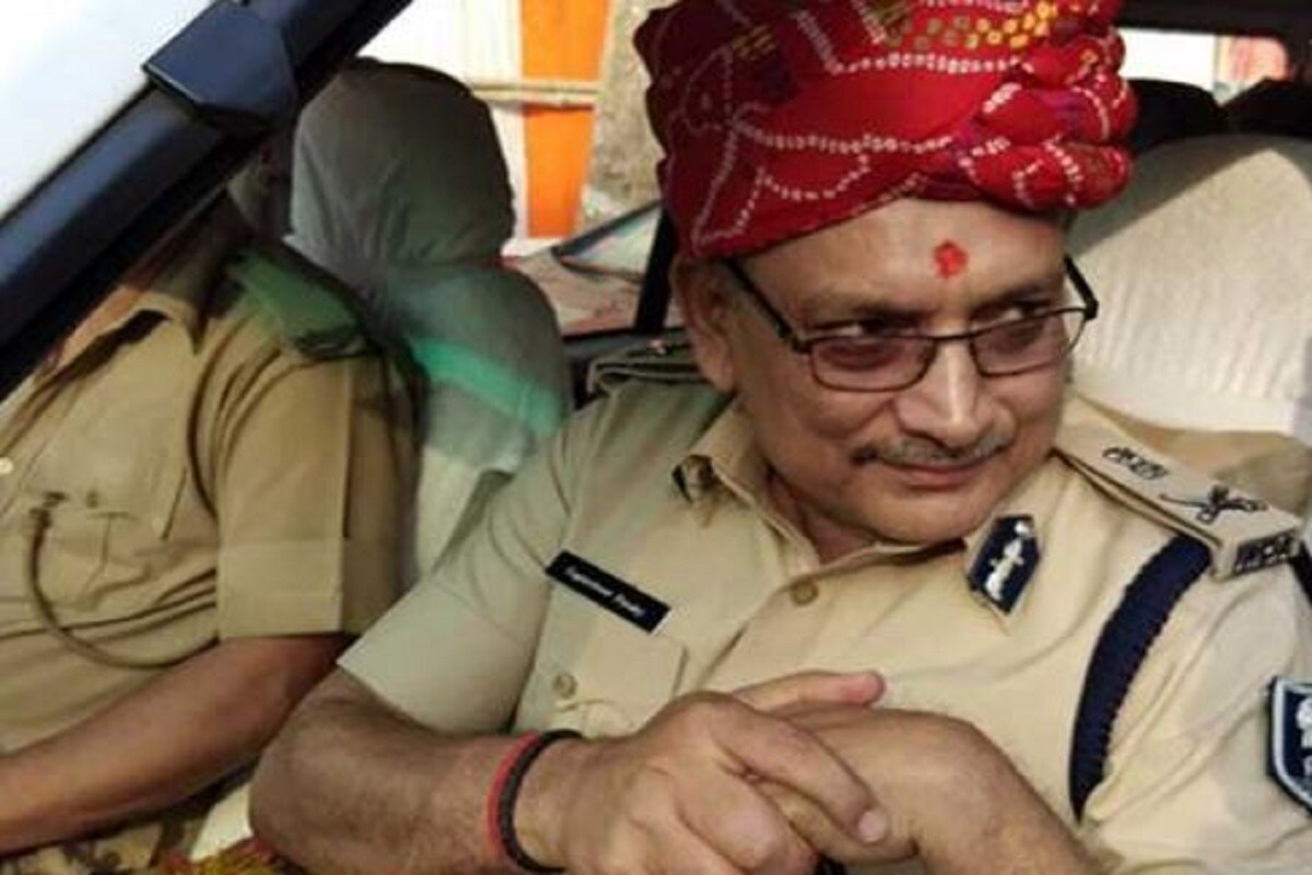 •এরই মধ্যে বিহার ও মহারাষ্ট্রের সরকারের মধ্যে বিরোধ শুরু হয়৷ বিহার থেকে মুম্বই পৌঁছনো পুলিশ কর্তাদের সঙ্গে মহারাষ্ট্র পুলিশের অভব্য ব্যবহারের অভিযোগ ওঠে৷ সুশান্তের মৃত্যু তদন্ত নিয়ে দুই রাজ্যের শাসক দলের মধ্যে চলে জোরদার লড়াই৷ সুশান্তের মৃত্যুতে মহারাষ্ট্র পুলিশ কিছু তথ্য গোপনের চেষ্টা করছে বলেও অভিযোগ ওঠে৷ •এরই মধ্যে বিহার ও মহারাষ্ট্রের সরকারের মধ্যে বিরোধ শুরু হয়৷ বিহার থেকে মুম্বই পৌঁছনো পুলিশ কর্তাদের সঙ্গে মহারাষ্ট্র পুলিশের অভব্য ব্যবহারের অভিযোগ ওঠে৷ সুশান্তের মৃত্যু তদন্ত নিয়ে দুই রাজ্যের শাসক দলের মধ্যে চলে জোরদার লড়াই৷ সুশান্তের মৃত্যুতে মহারাষ্ট্র পুলিশ কিছু তথ্য গোপনের চেষ্টা করছে বলেও অভিযোগ ওঠে৷