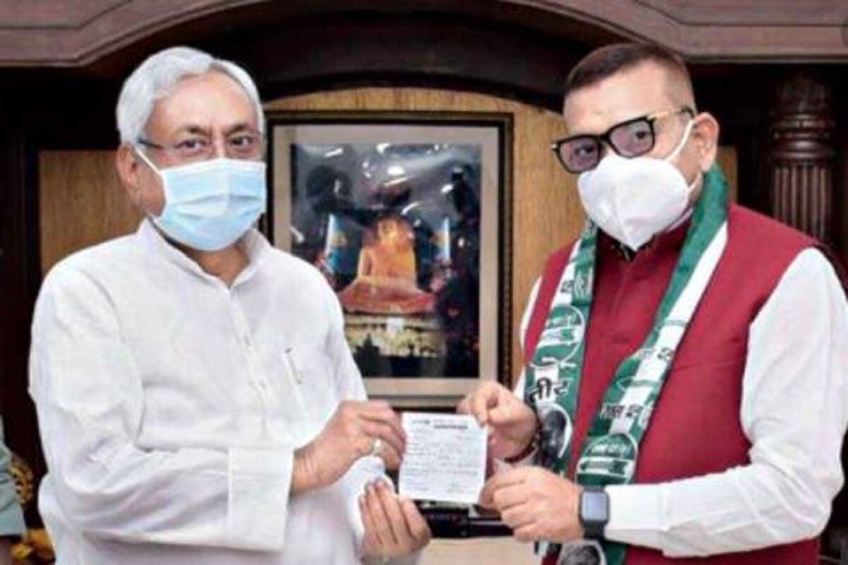 •আগামী মাসে রয়েছে বিহার নির্বাচন৷ রাজ্যের নির্বাচনের আগে রাজনীতিতে এলেন বিহারের প্রাক্তন DGP৷ তিনি এবার JD(U)-র হেভিওয়েট প্রার্থী হতে পারেন বলে অনেকেই মনে করছেন৷ •আগামী মাসে রয়েছে বিহার নির্বাচন৷ রাজ্যের নির্বাচনের আগে রাজনীতিতে এলেন বিহারের প্রাক্তন DGP৷ তিনি এবার JD(U)-র হেভিওয়েট প্রার্থী হতে পারেন বলে অনেকেই মনে করছেন৷