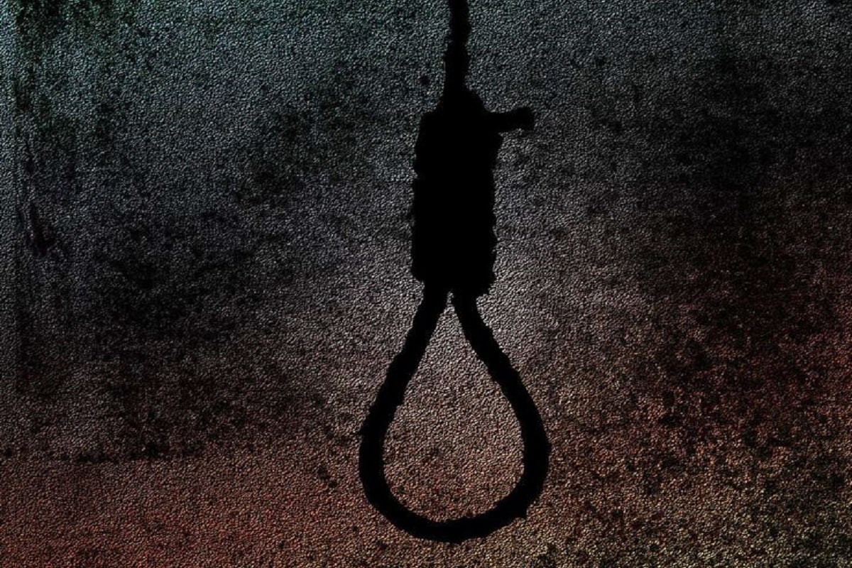 ঘটনাস্থলে পুলিশ পৌঁছে দরজা খুলে দেখে অভিযুক্ত ব্যক্তি নিজেক গলায় ফাঁস লাগিয়ে আত্মহত্যা করেছে৷ এদিকে মেয়েটির অবস্থাও তখন করুণ ছিল৷ Photo- Representative ঘটনাস্থলে পুলিশ পৌঁছে দরজা খুলে দেখে অভিযুক্ত ব্যক্তি নিজেক গলায় ফাঁস লাগিয়ে আত্মহত্যা করেছে৷ এদিকে মেয়েটির অবস্থাও তখন করুণ ছিল৷ Photo- Representative