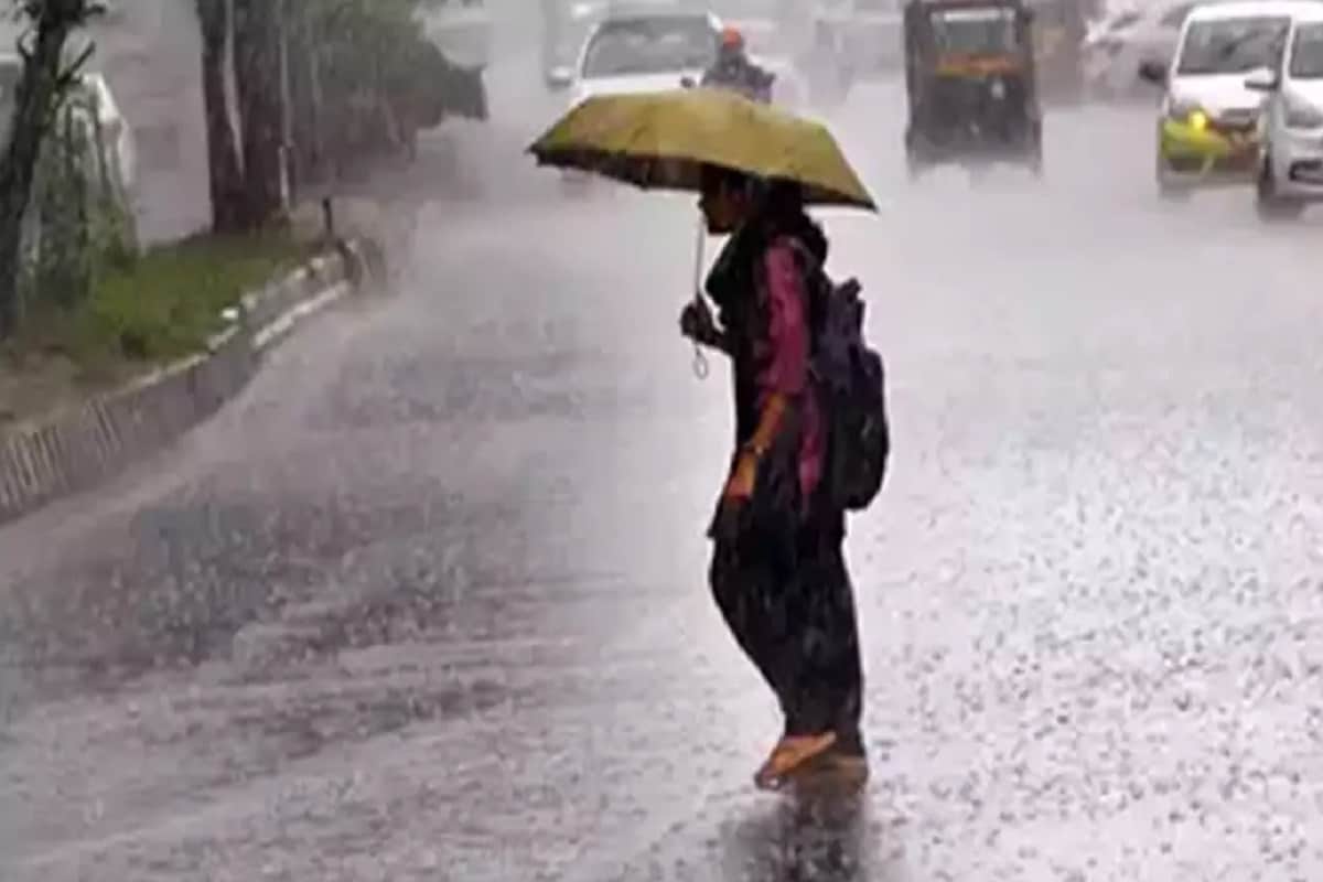২৪ সেপ্টেম্বর থেকে ২৫ সেপ্টেম্বর পর্যন্ত যে সমস্ত জেলায় বৃষ্টির সম্ভাবনা রয়েছে সেগুলি হল বহরাইচ, সীতাপুর, শ্রাবস্তী, গোন্ডা, বলরামপুর, সিদ্ধার্থনগর, হরদৌই, ফরুখাবাদ, এটা, শাহজানপুর ৷ এর পাশাপাশি মৌসম বিভাগের তরফে আরও জানানো হয়েছে যে আগামী কয়েক ঘণ্টায় প্রয়াগরাজ ও লখনউয়ের মধ্যে যে জেলাগুলি পড়ে তাতে হাল্কা থেকে মাঝারি বৃষ্টি হতে পারে ৷ সোমবার রাত পর্যন্ত লখনউ ও বুন্দলখণ্ডে বৃষ্টির সম্ভাবনা রয়েছে ৷ ২৪ সেপ্টেম্বর থেকে ২৫ সেপ্টেম্বর পর্যন্ত যে সমস্ত জেলায় বৃষ্টির সম্ভাবনা রয়েছে সেগুলি হল বহরাইচ, সীতাপুর, শ্রাবস্তী, গোন্ডা, বলরামপুর, সিদ্ধার্থনগর, হরদৌই, ফরুখাবাদ, এটা, শাহজানপুর ৷ এর পাশাপাশি মৌসম বিভাগের তরফে আরও জানানো হয়েছে যে আগামী কয়েক ঘণ্টায় প্রয়াগরাজ ও লখনউয়ের মধ্যে যে জেলাগুলি পড়ে তাতে হাল্কা থেকে মাঝারি বৃষ্টি হতে পারে ৷ সোমবার রাত পর্যন্ত লখনউ ও বুন্দলখণ্ডে বৃষ্টির সম্ভাবনা রয়েছে ৷